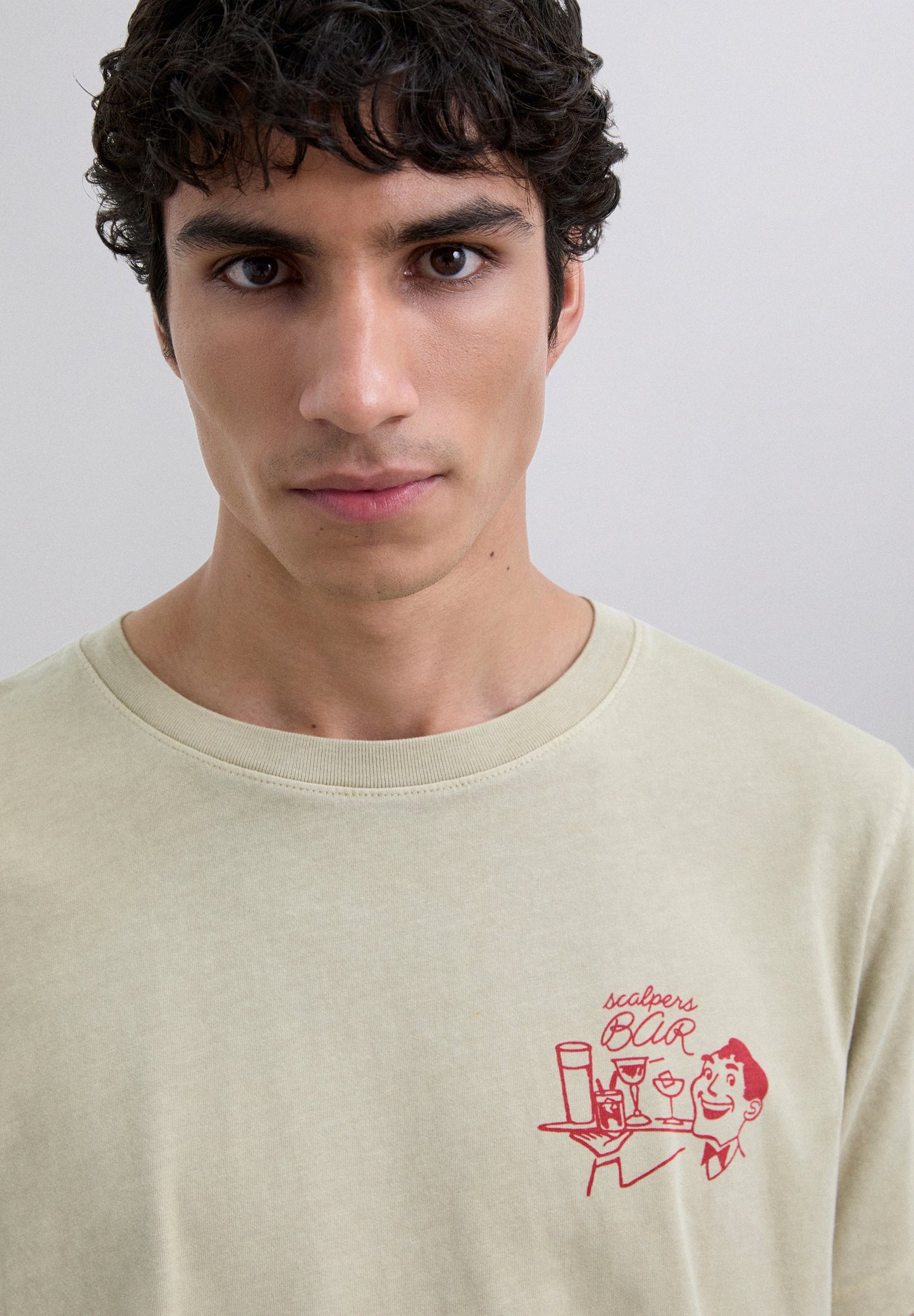 T-SHIRT MIT BAR-PRINT