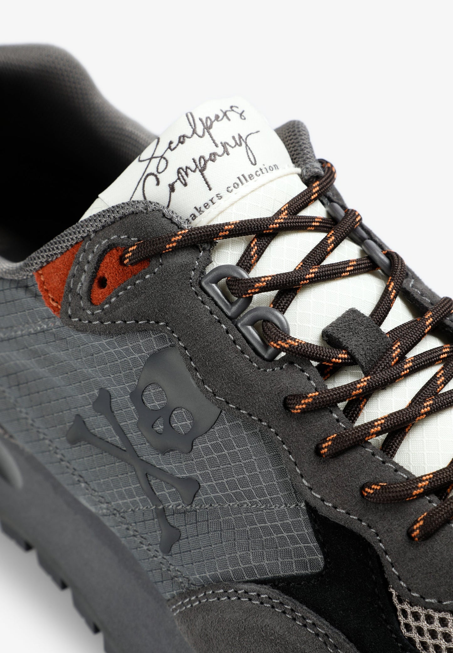 SNEAKERS DOODSKOP ZIJKANT