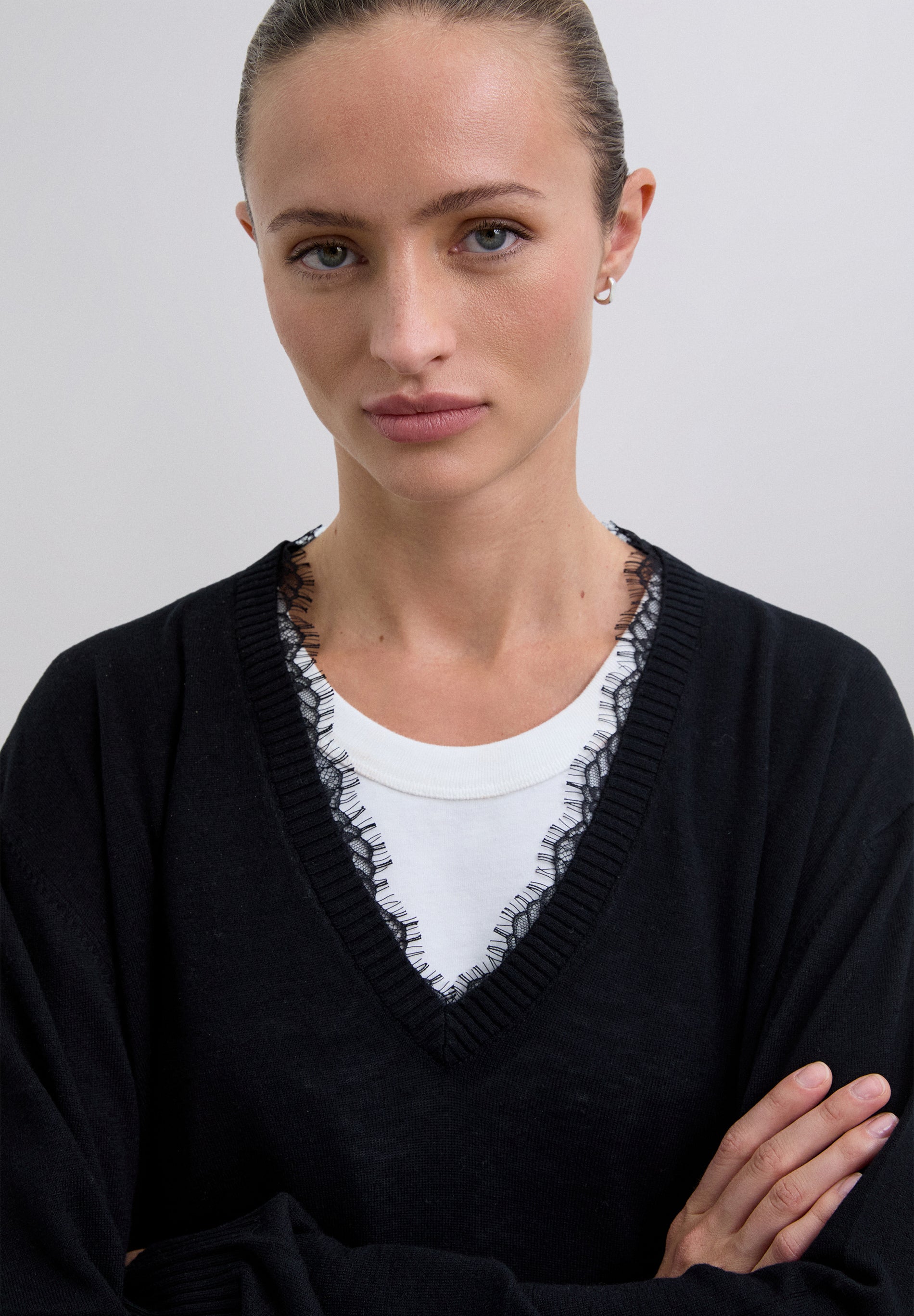 PULLOVER MIT V-AUSSCHNITT UND SPITZE