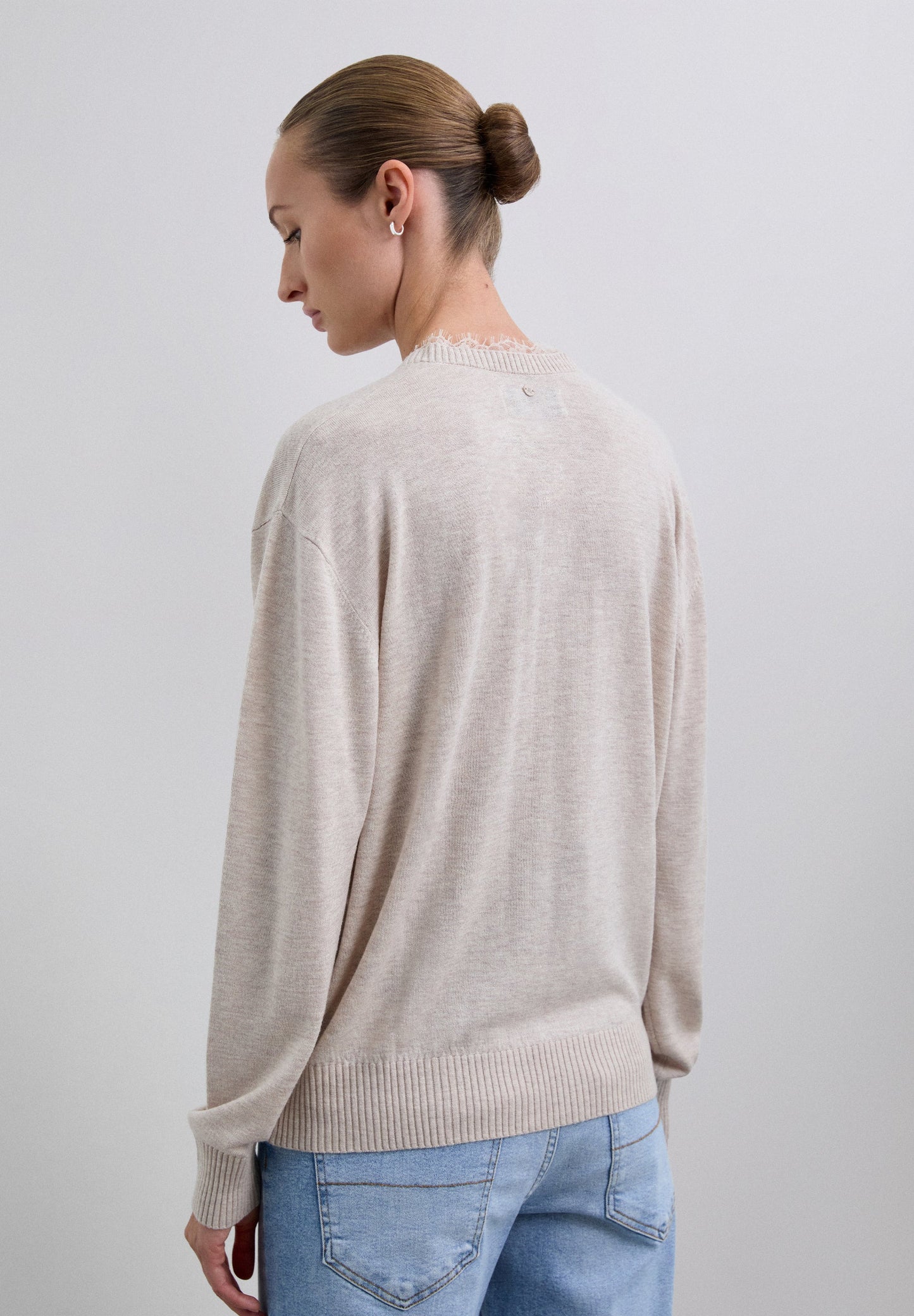 PULL COL V DENTELLE