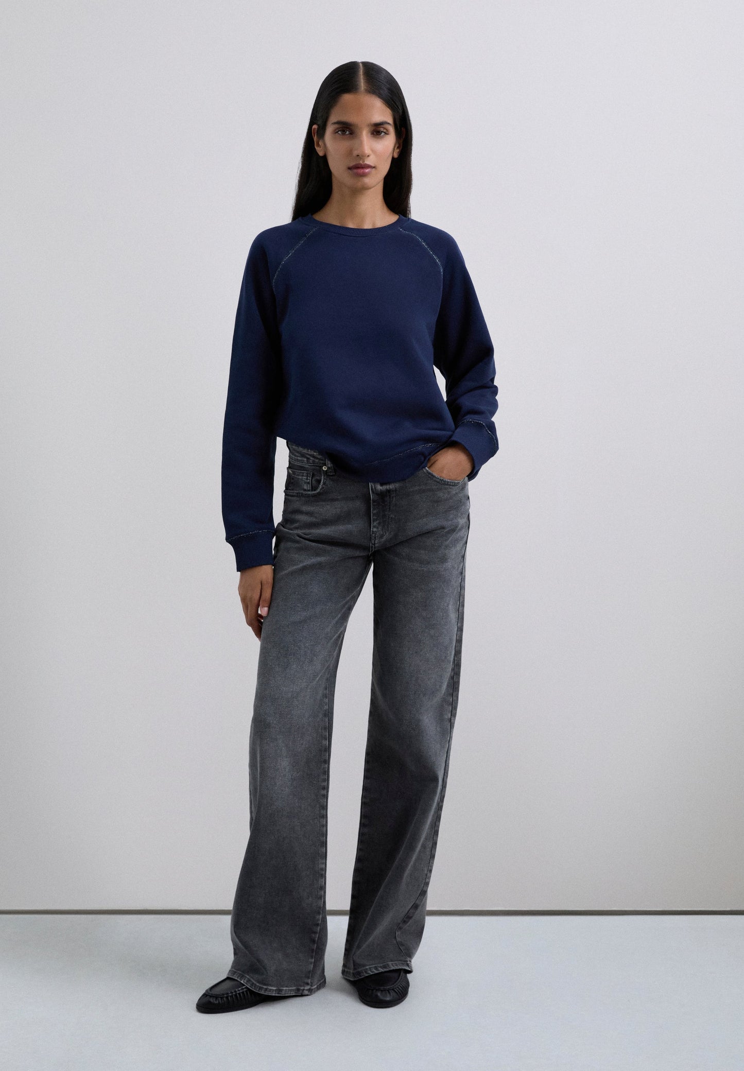 SWEATER GEBORDUURD LOGO ACHTERKANT