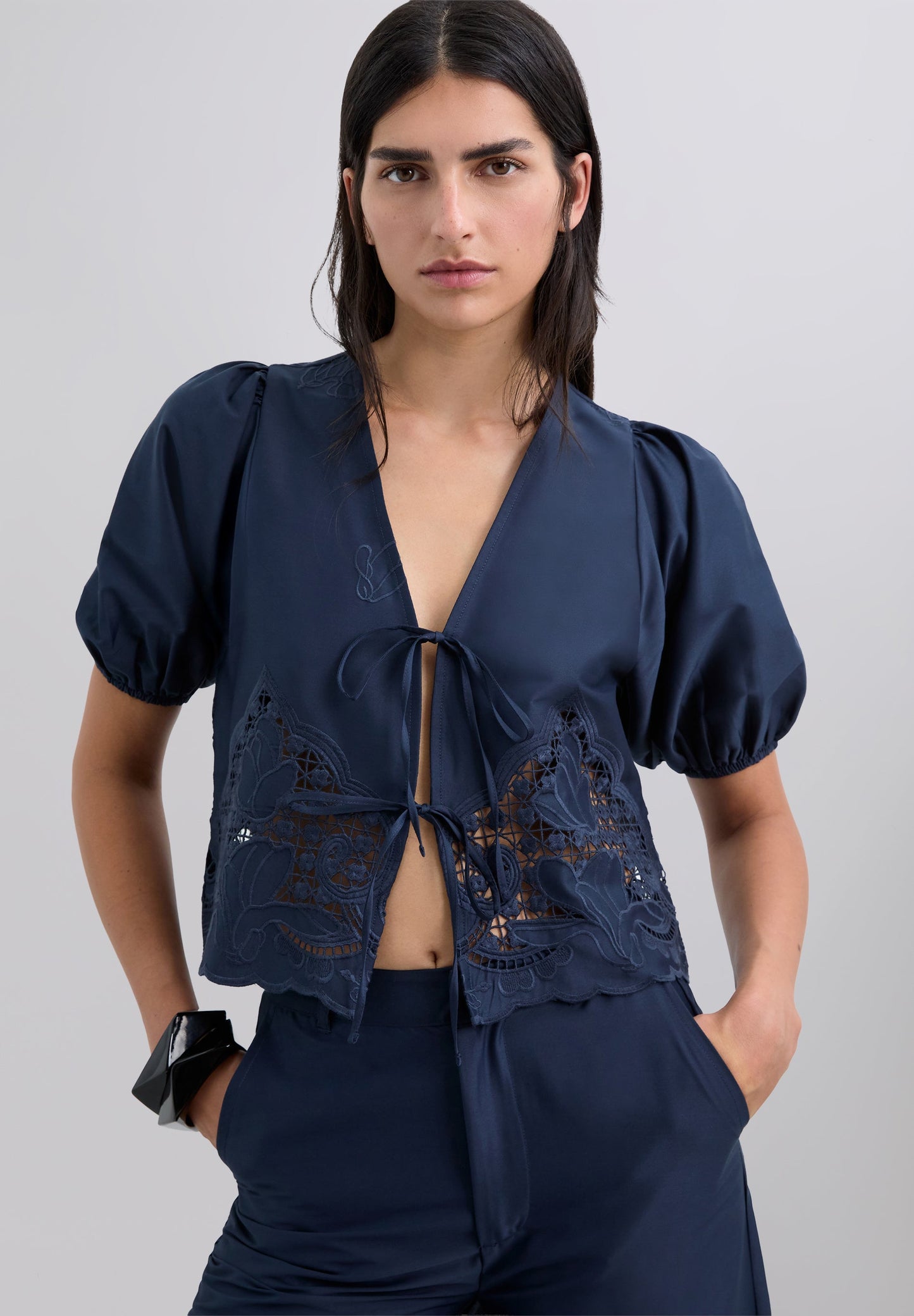 GEBORDUURDE BLOUSE STRIKJES
