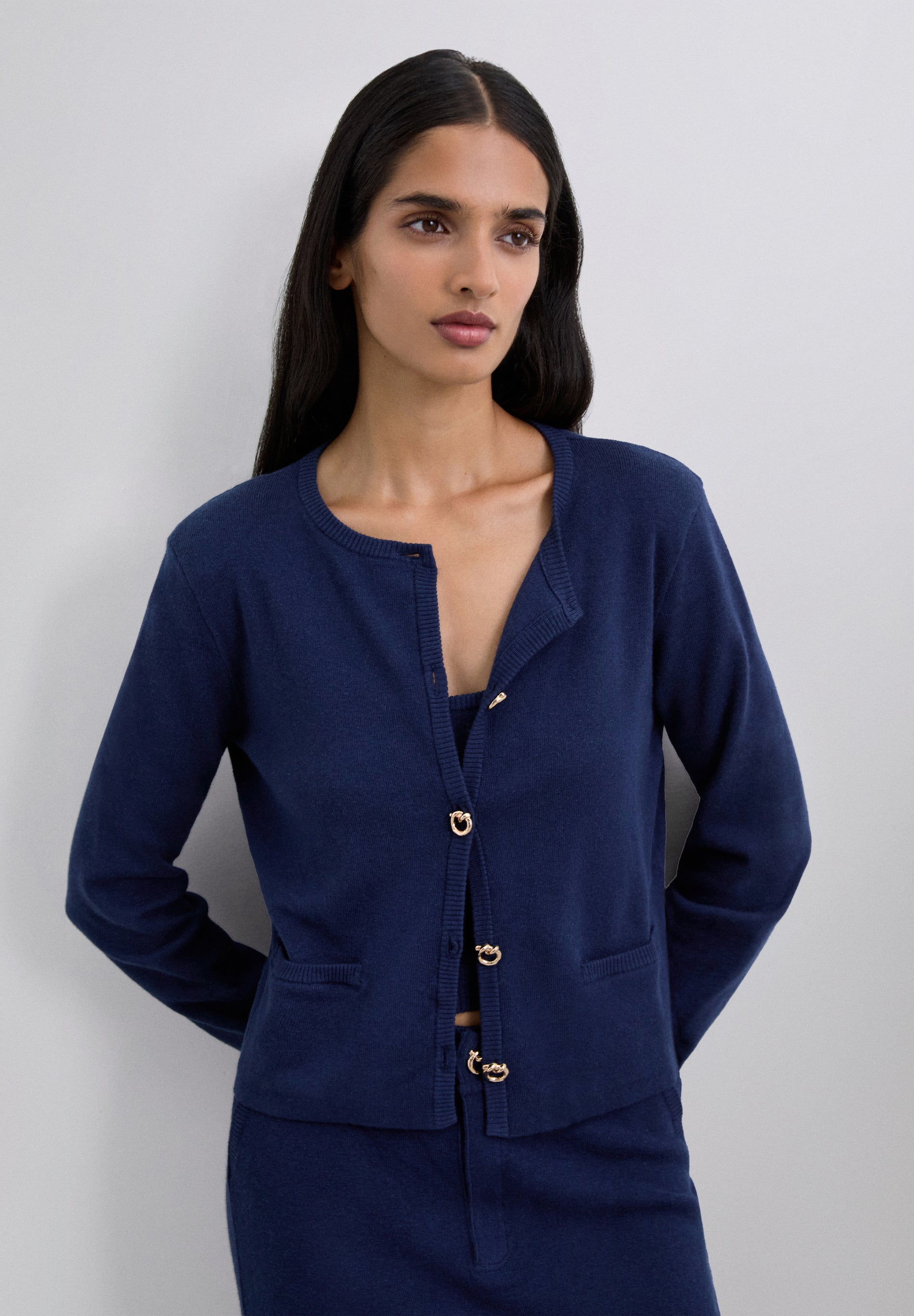 CARDIGAN MIT GOLDENEN KNÖPFEN