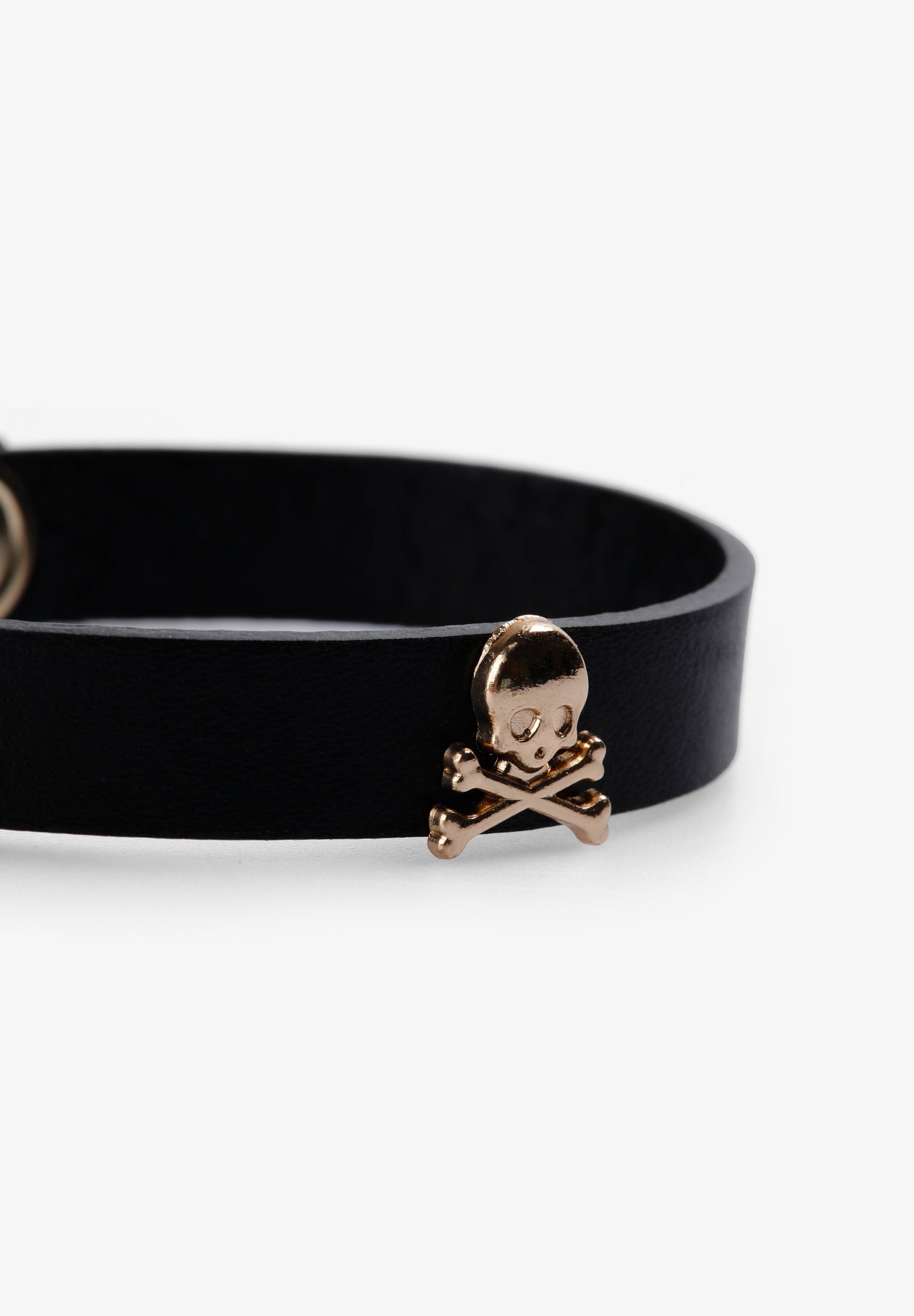 LEATHER BRACELET WITH SKULLS