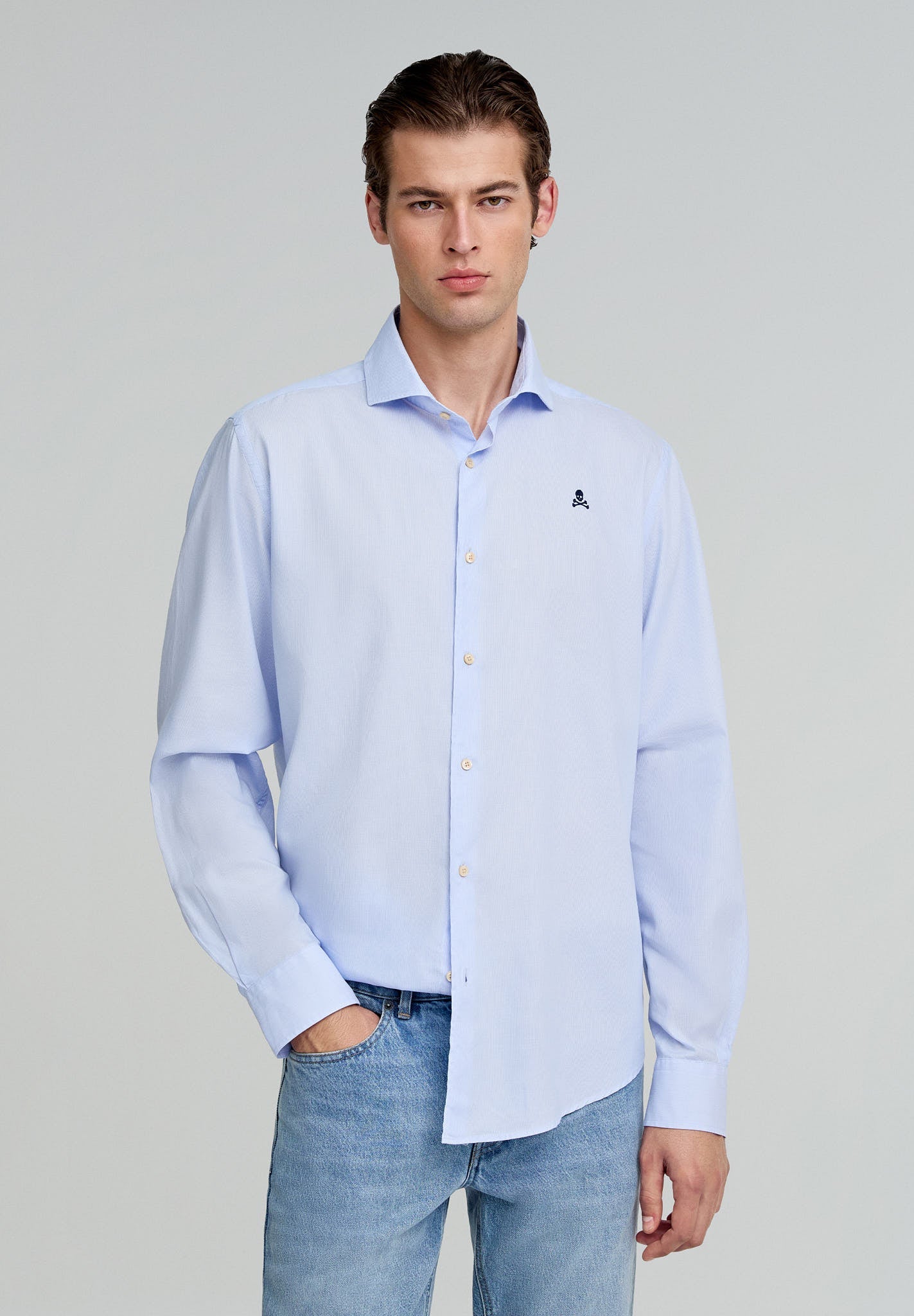 ELEGANTES STREIFENHEMD MIT FARBLICH ABGESETZTEM TOTENKOPF