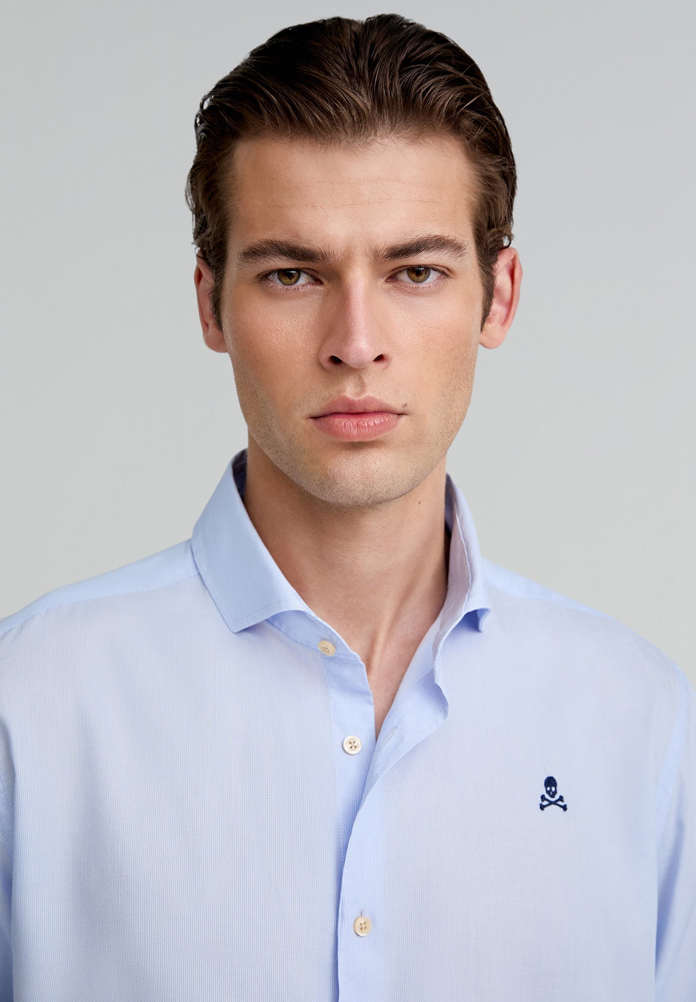 ELEGANTES STREIFENHEMD MIT FARBLICH ABGESETZTEM TOTENKOPF