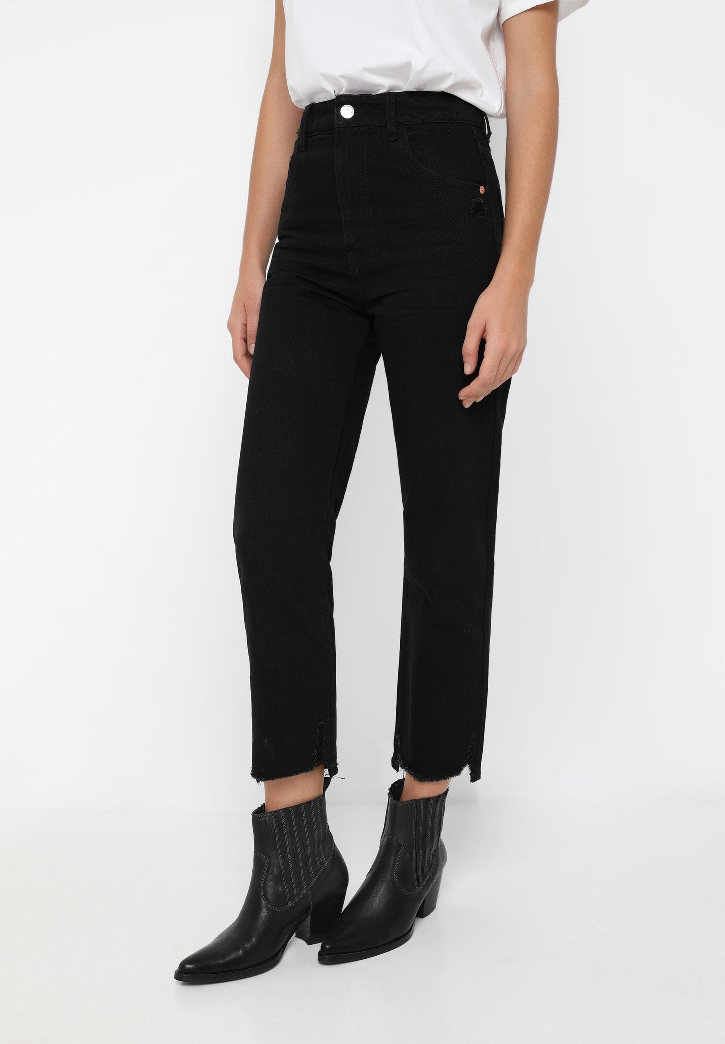 STRAIGHT JEANS WITH FRAYED EDGE