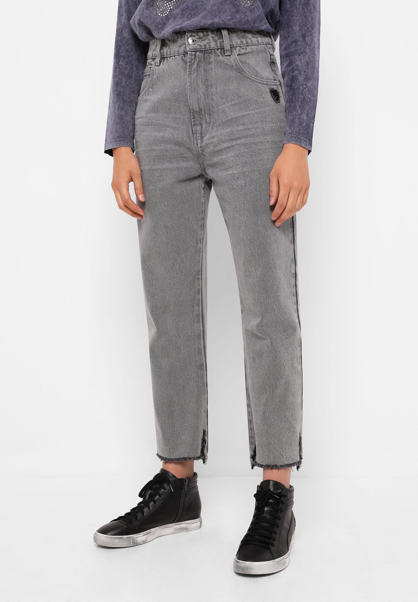 STRAIGHT JEANS WITH FRAYED EDGE