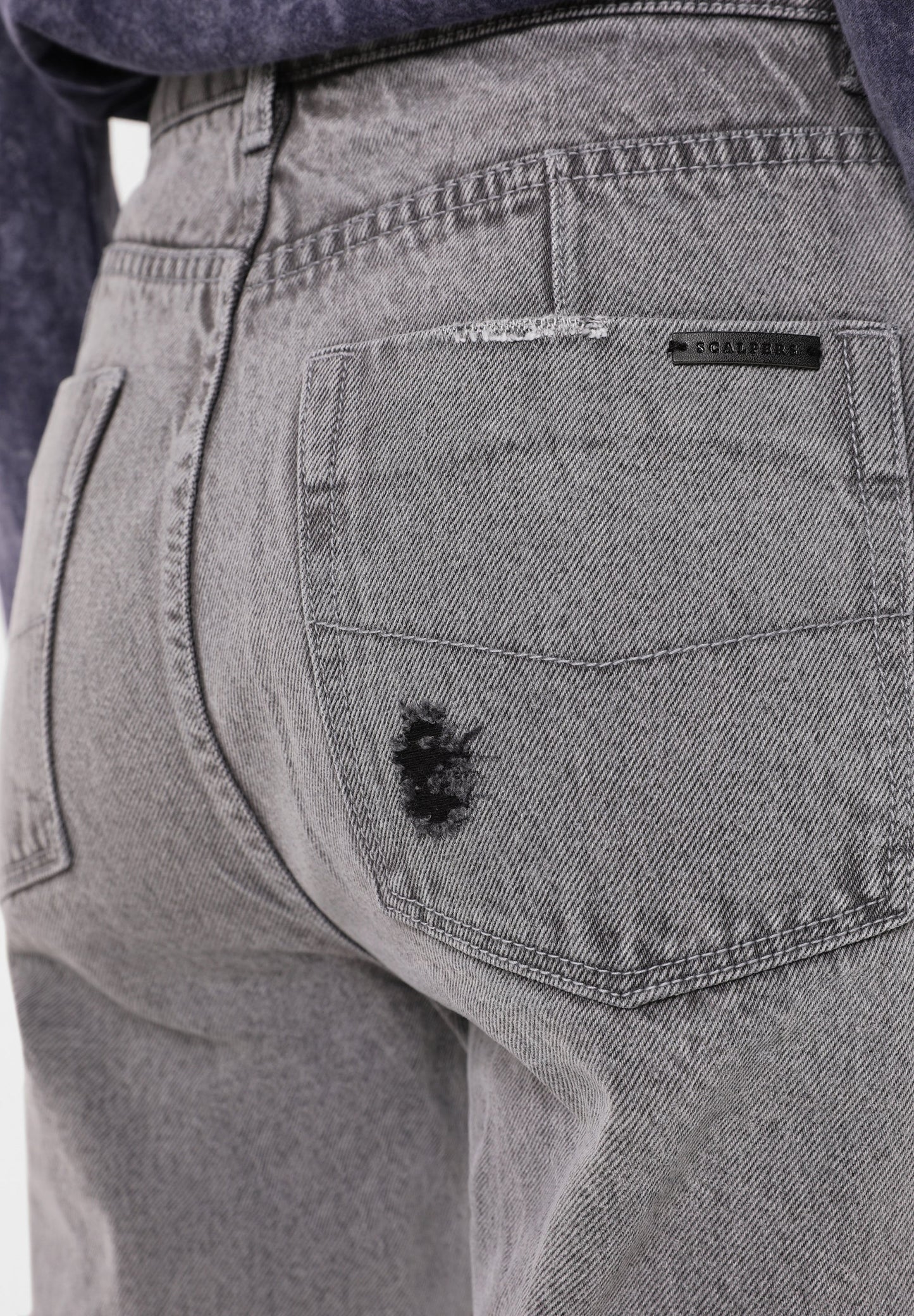 STRAIGHT JEANS WITH FRAYED EDGE