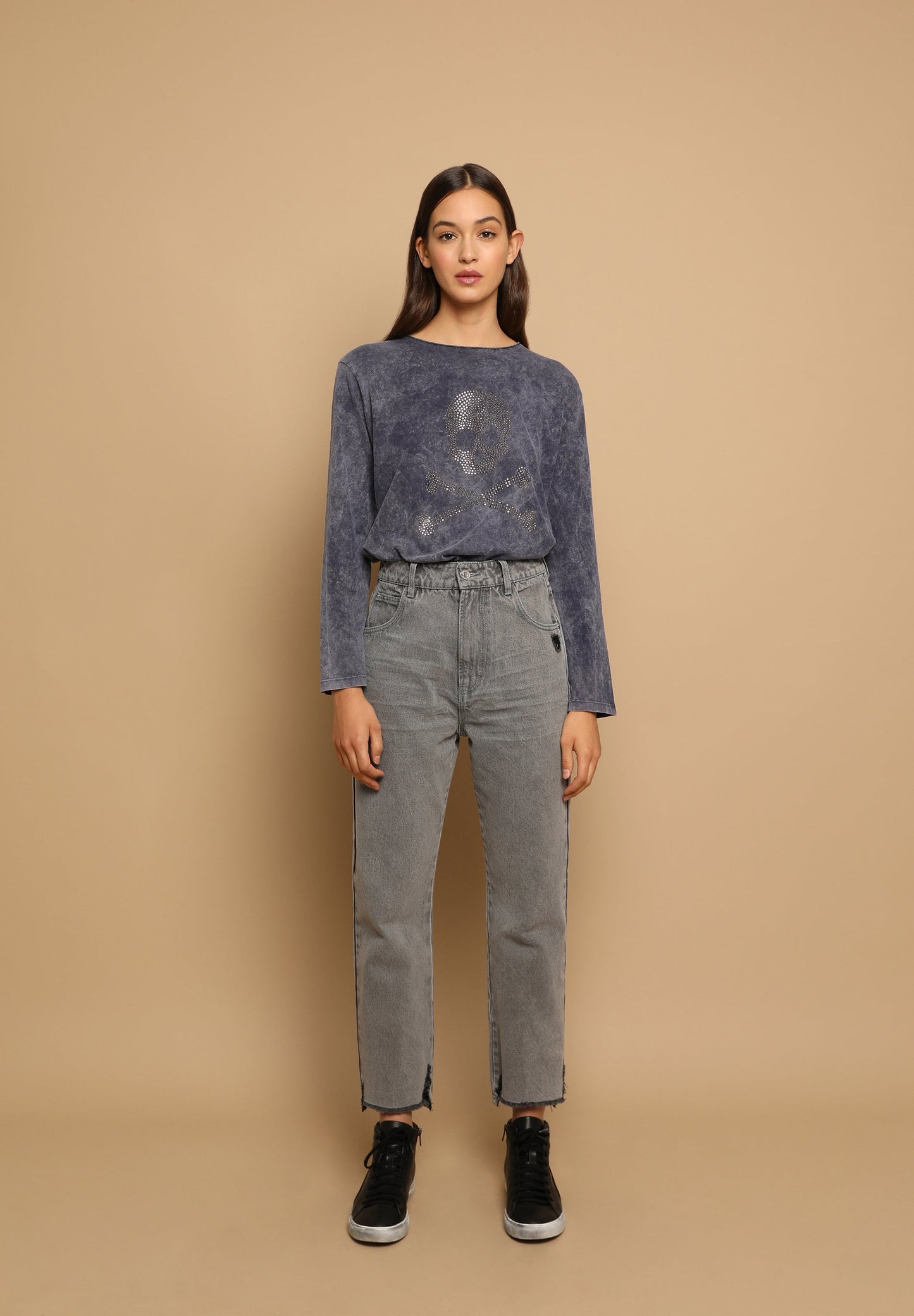 STRAIGHT JEANS WITH FRAYED EDGE