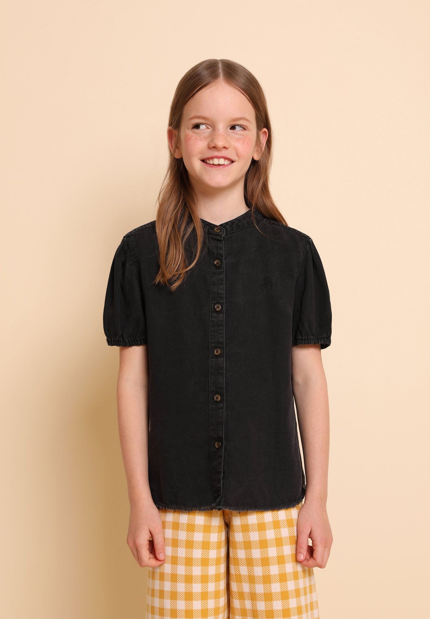 SHORT-SLEEVED DENIM BLOUSE