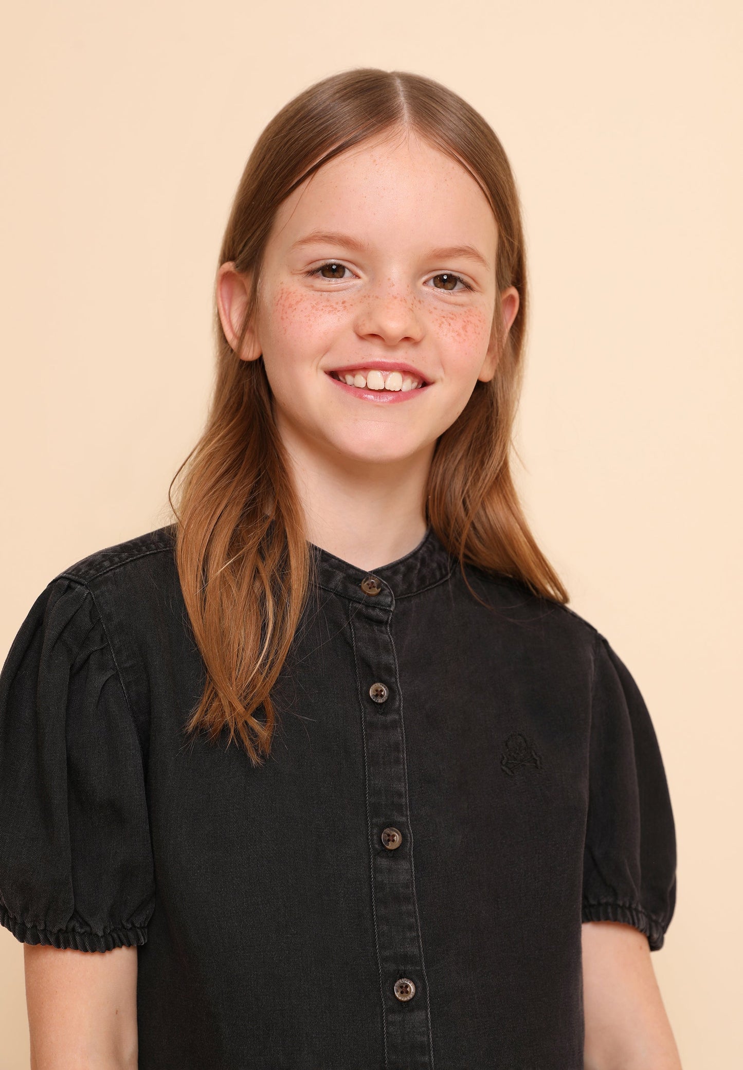 SHORT-SLEEVED DENIM BLOUSE