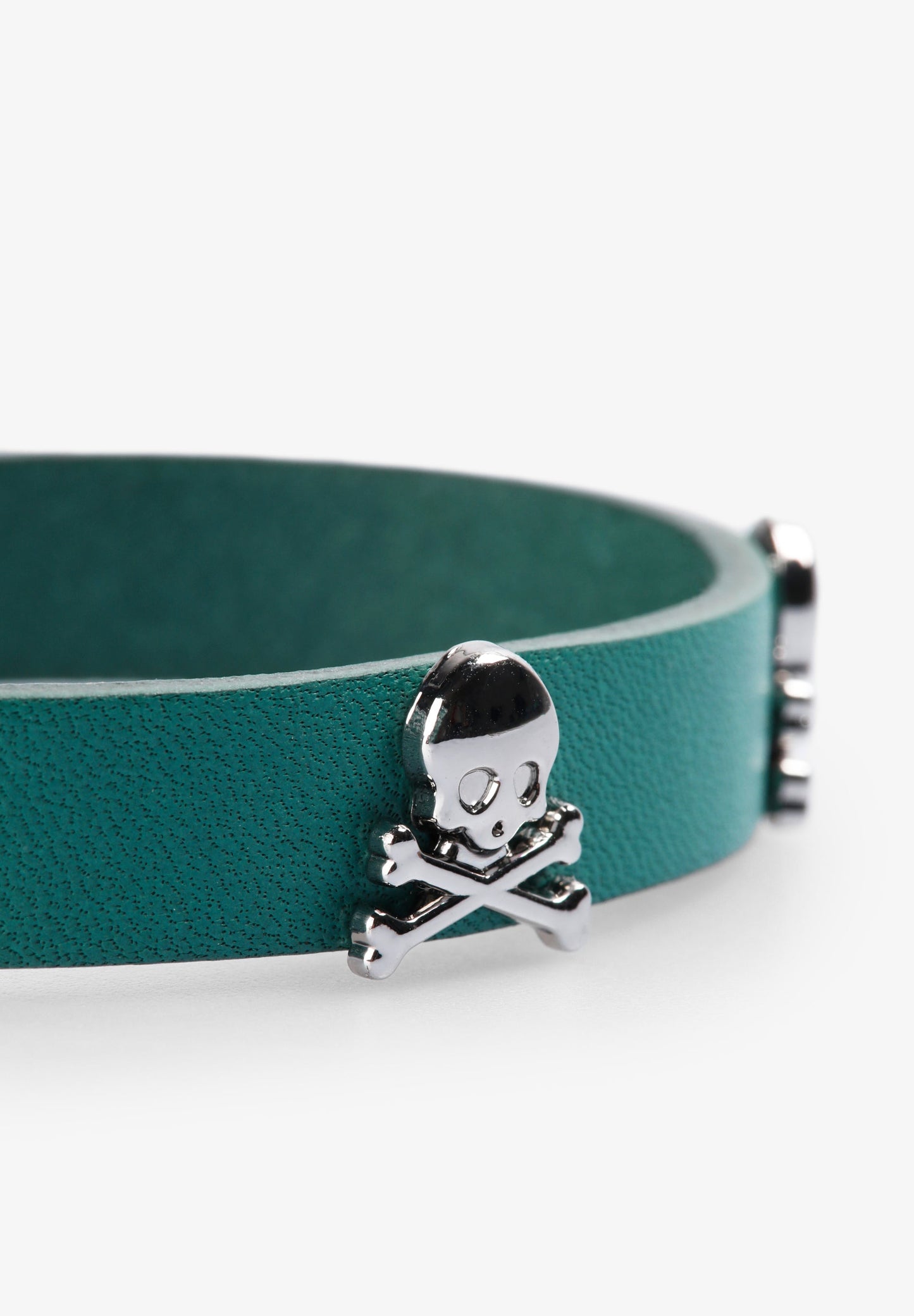 LEATHER BRACELET WITH SKULLS