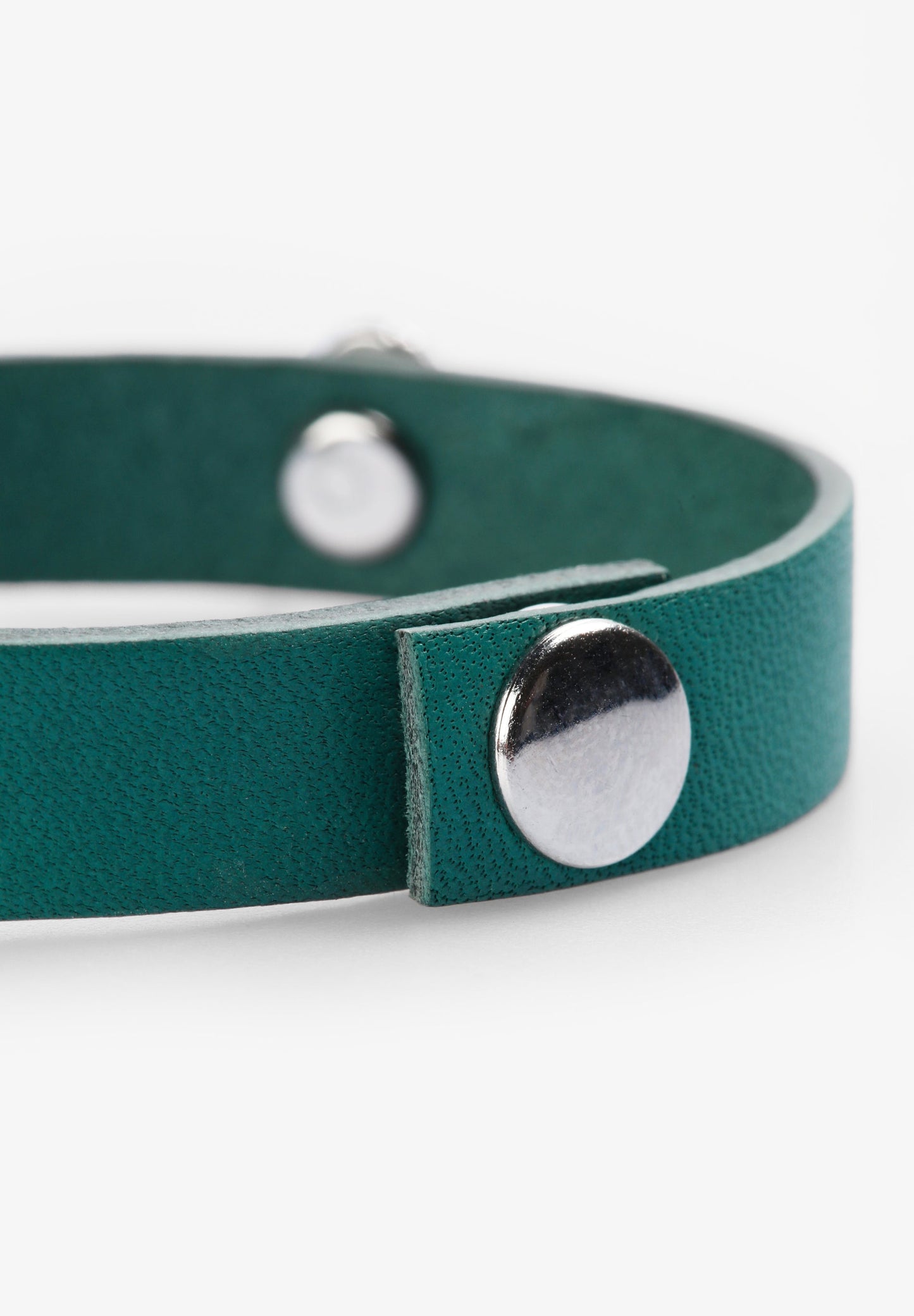 LEATHER BRACELET WITH SKULLS