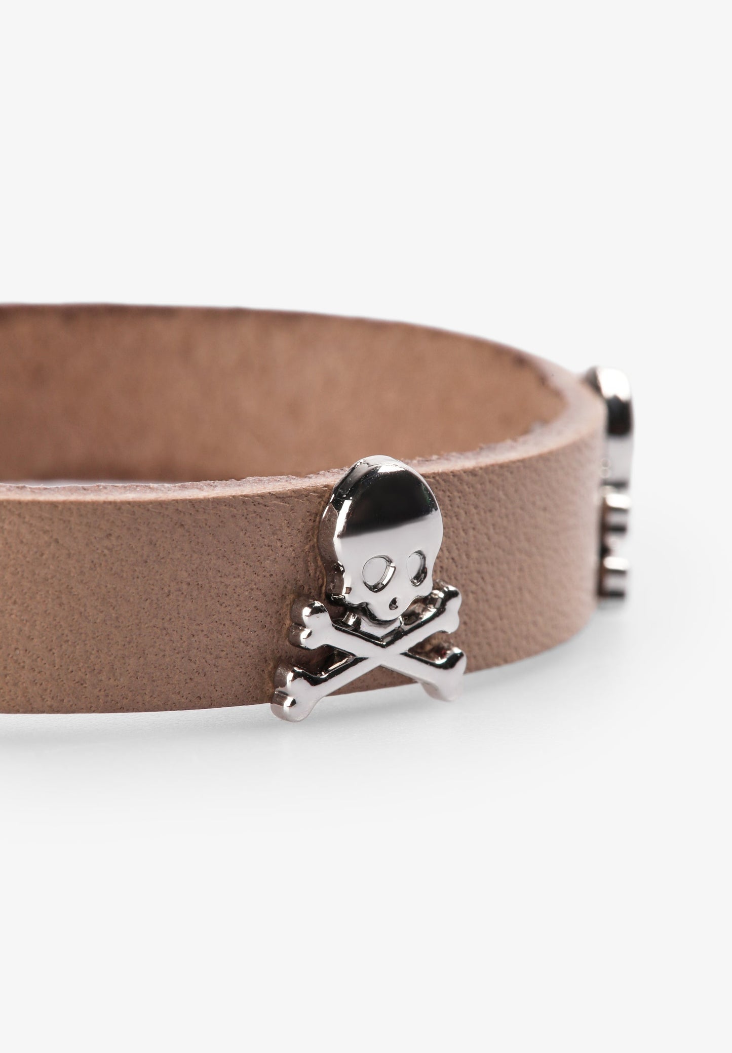 LEATHER BRACELET WITH SKULLS