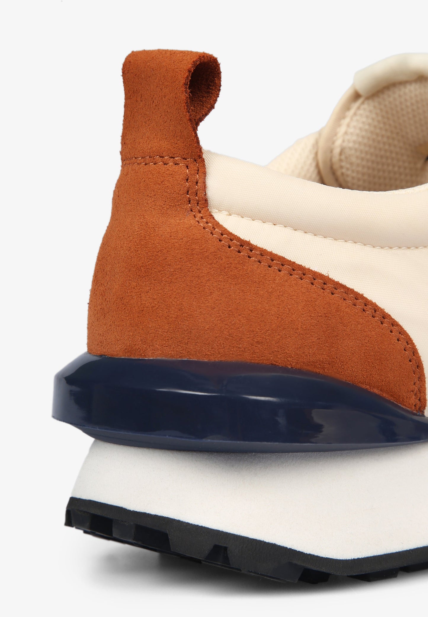 SNEAKERS WITH PRONOUNCED STABILISERS