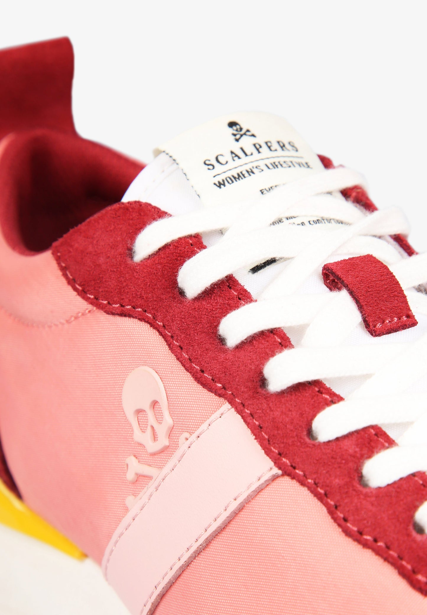 SNEAKERS WITH PRONOUNCED STABILISERS