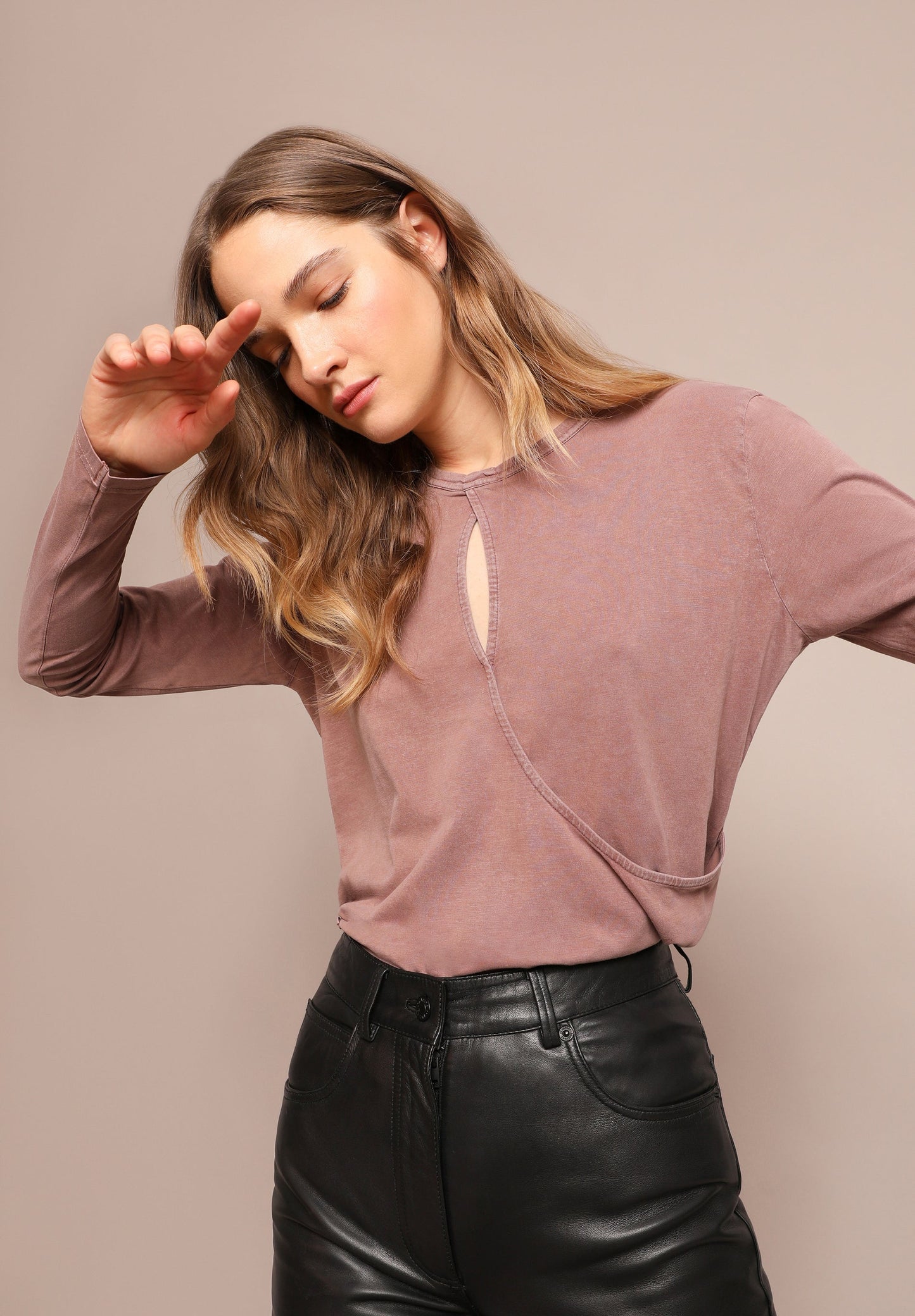 CROSSOVER CUT-OUT T-SHIRT