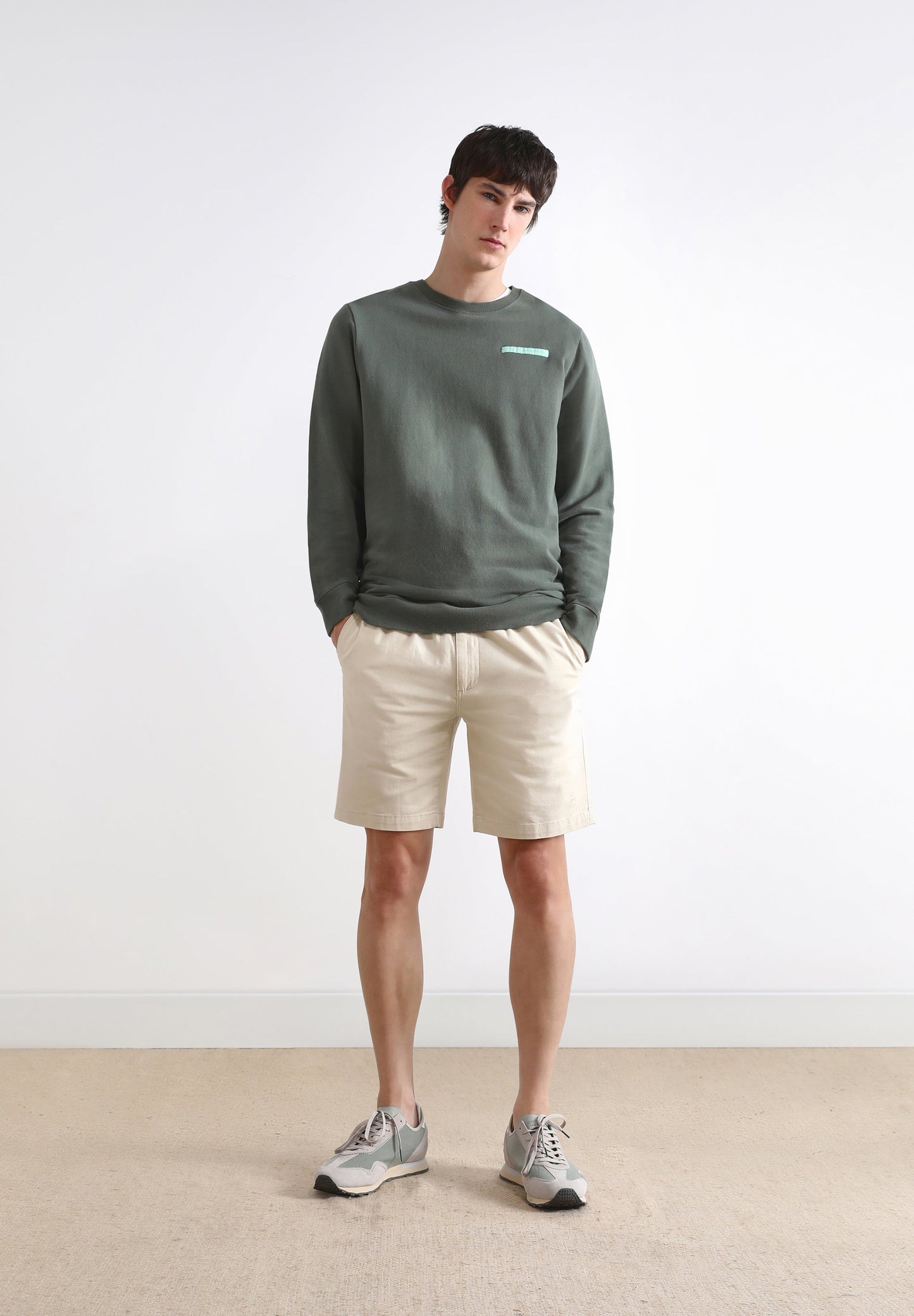 SWEATSHIRT WITH NEON LABEL