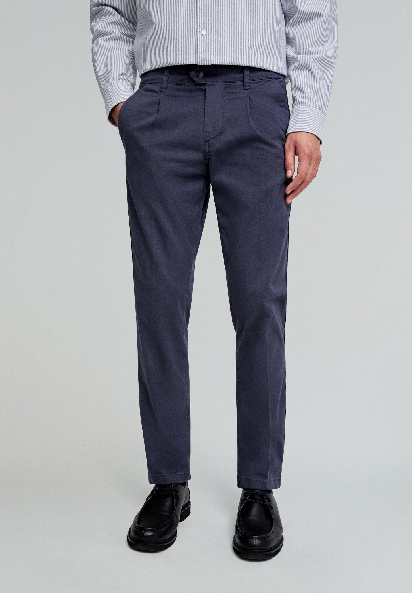 PLEATED CHINOS