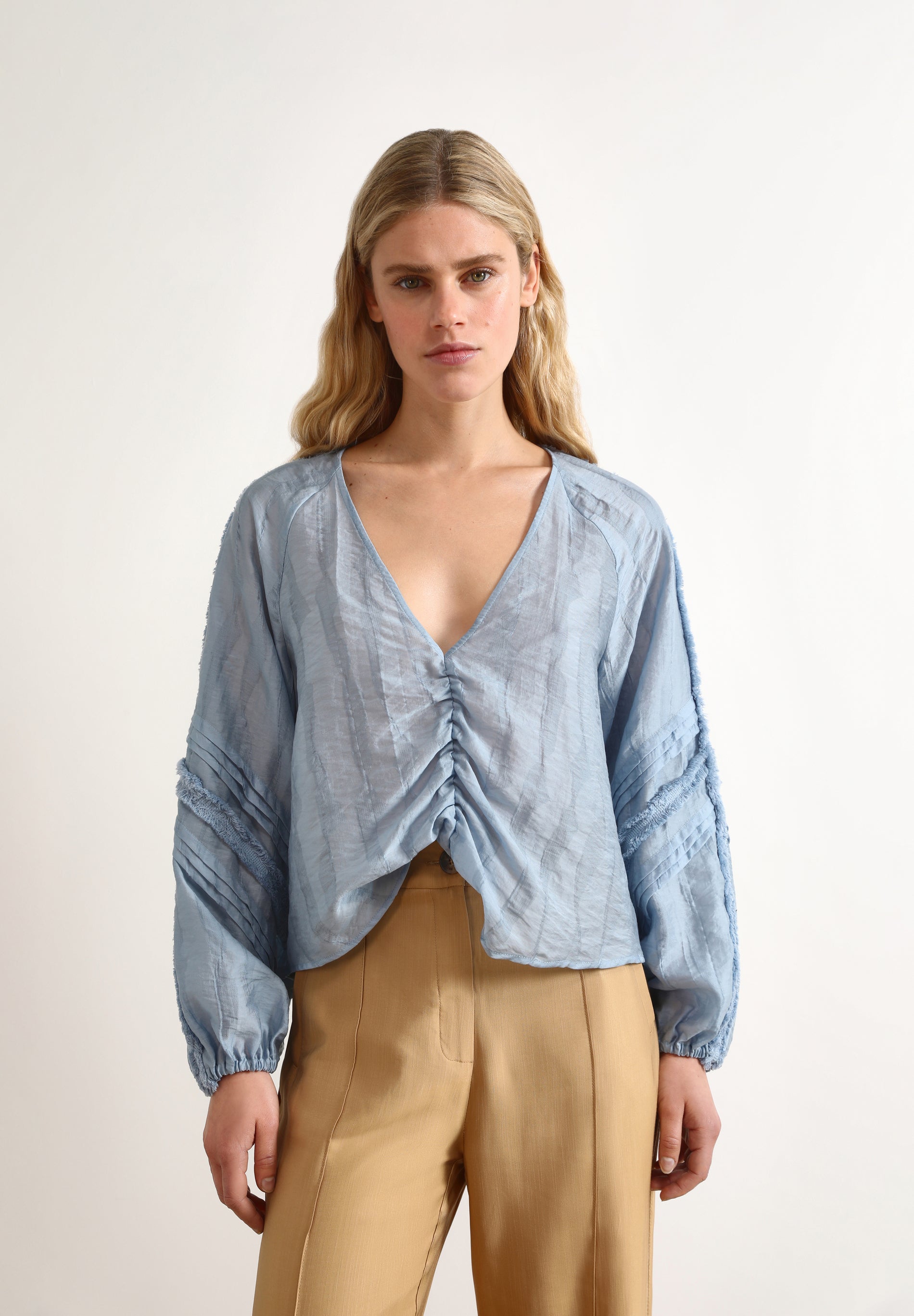 VOLUME FLOWING BLOUSE