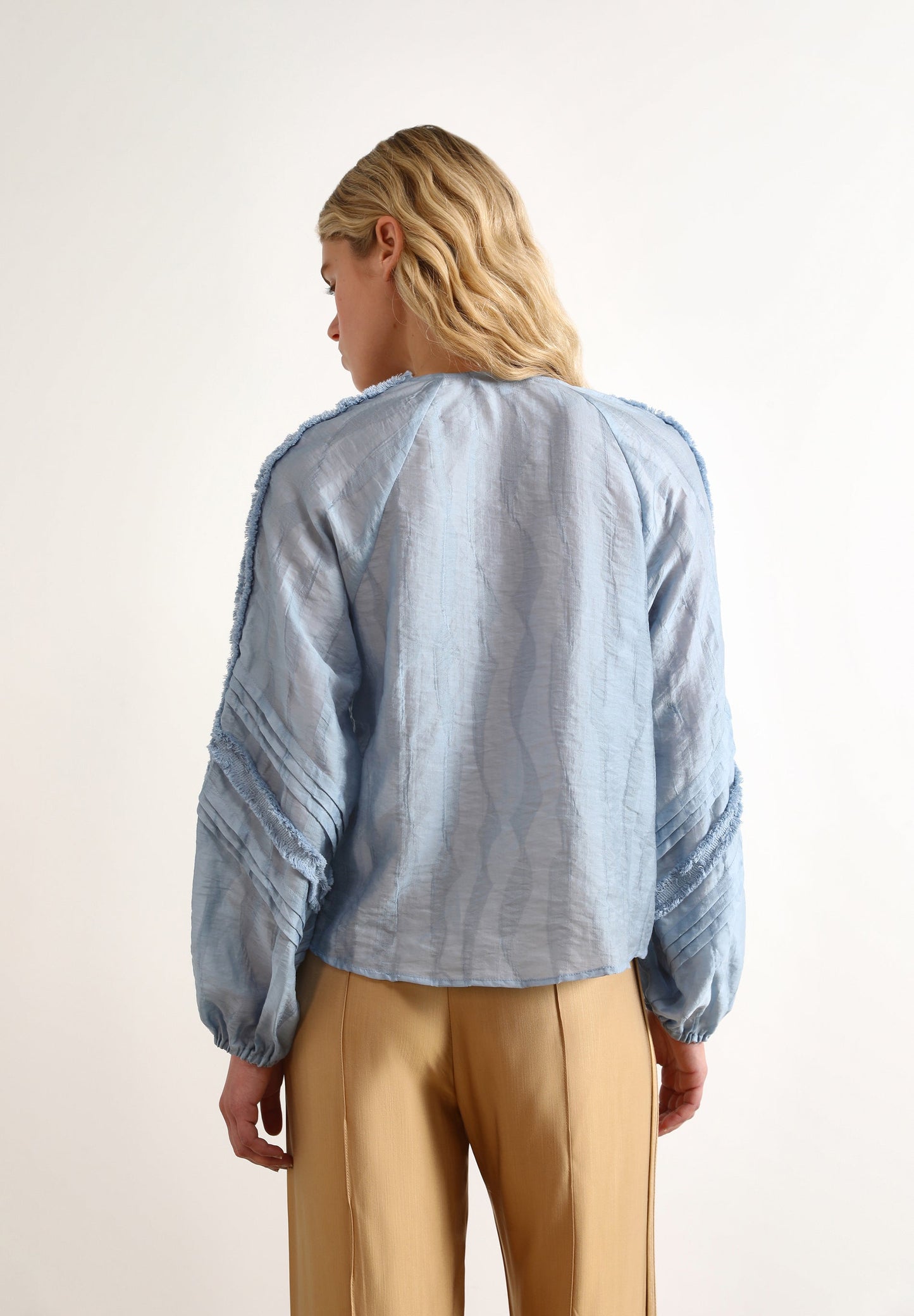 VOLUME FLOWING BLOUSE