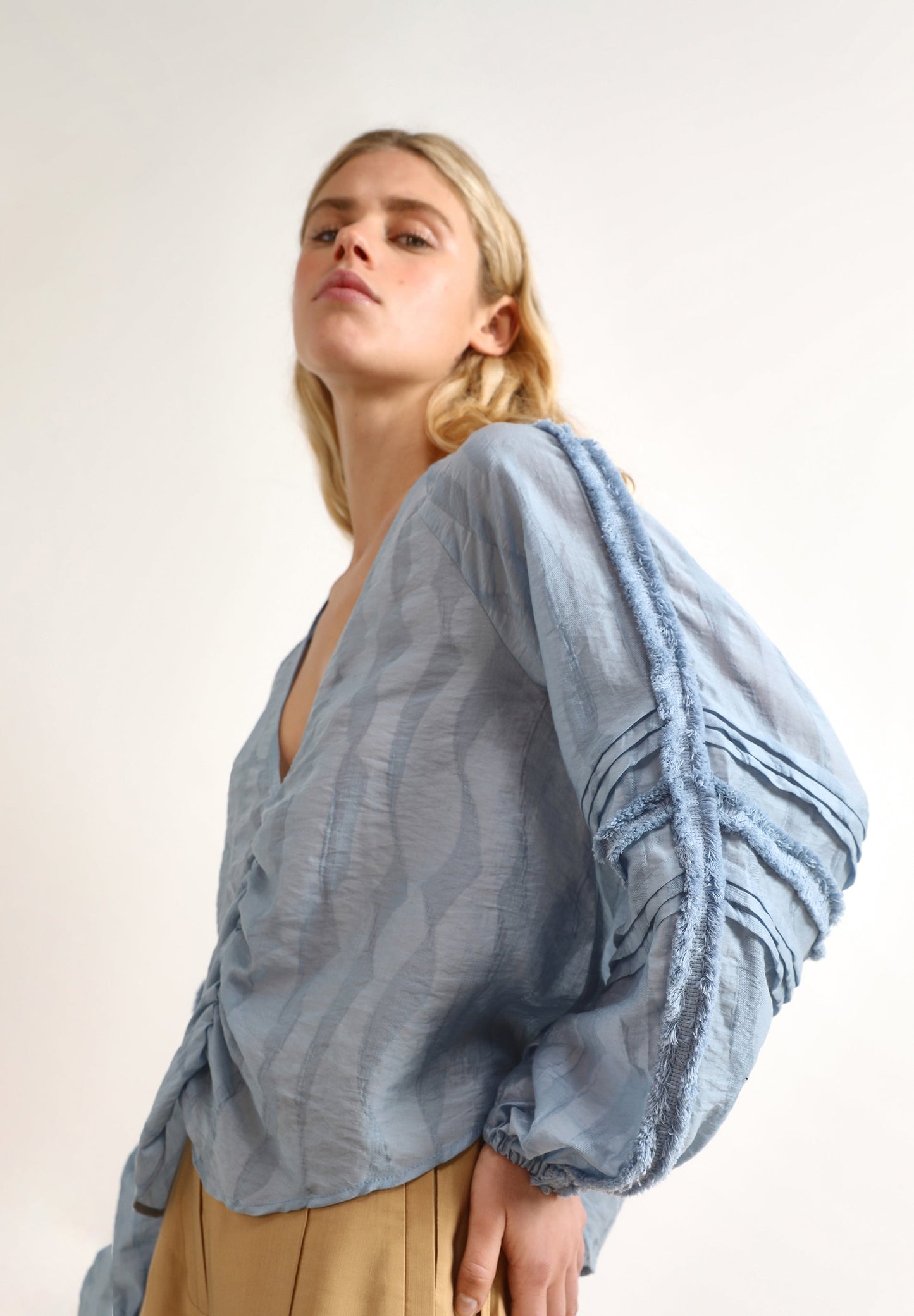 VOLUME FLOWING BLOUSE