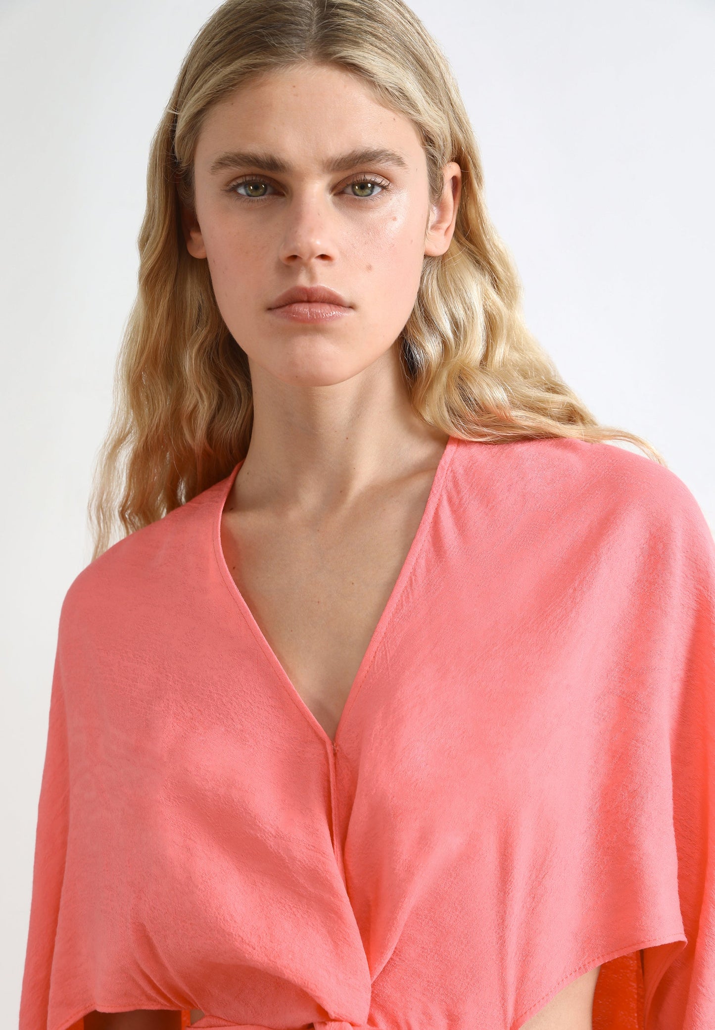 DRESS WITH VENTS AND BOW