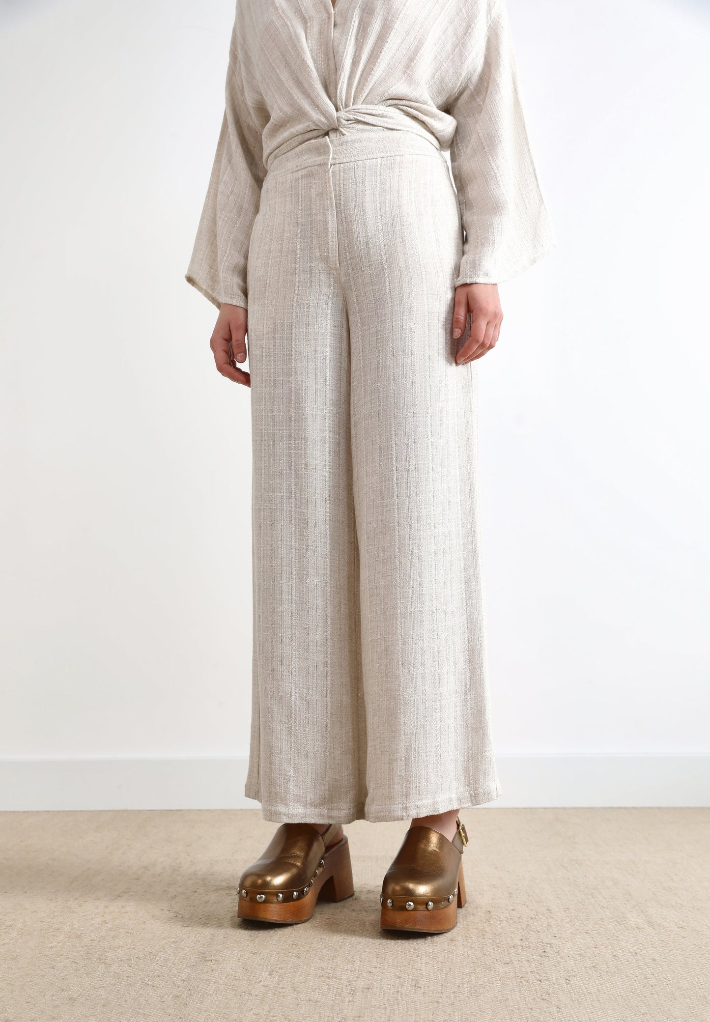 TROUSERS WITH METALLIC DETAILS