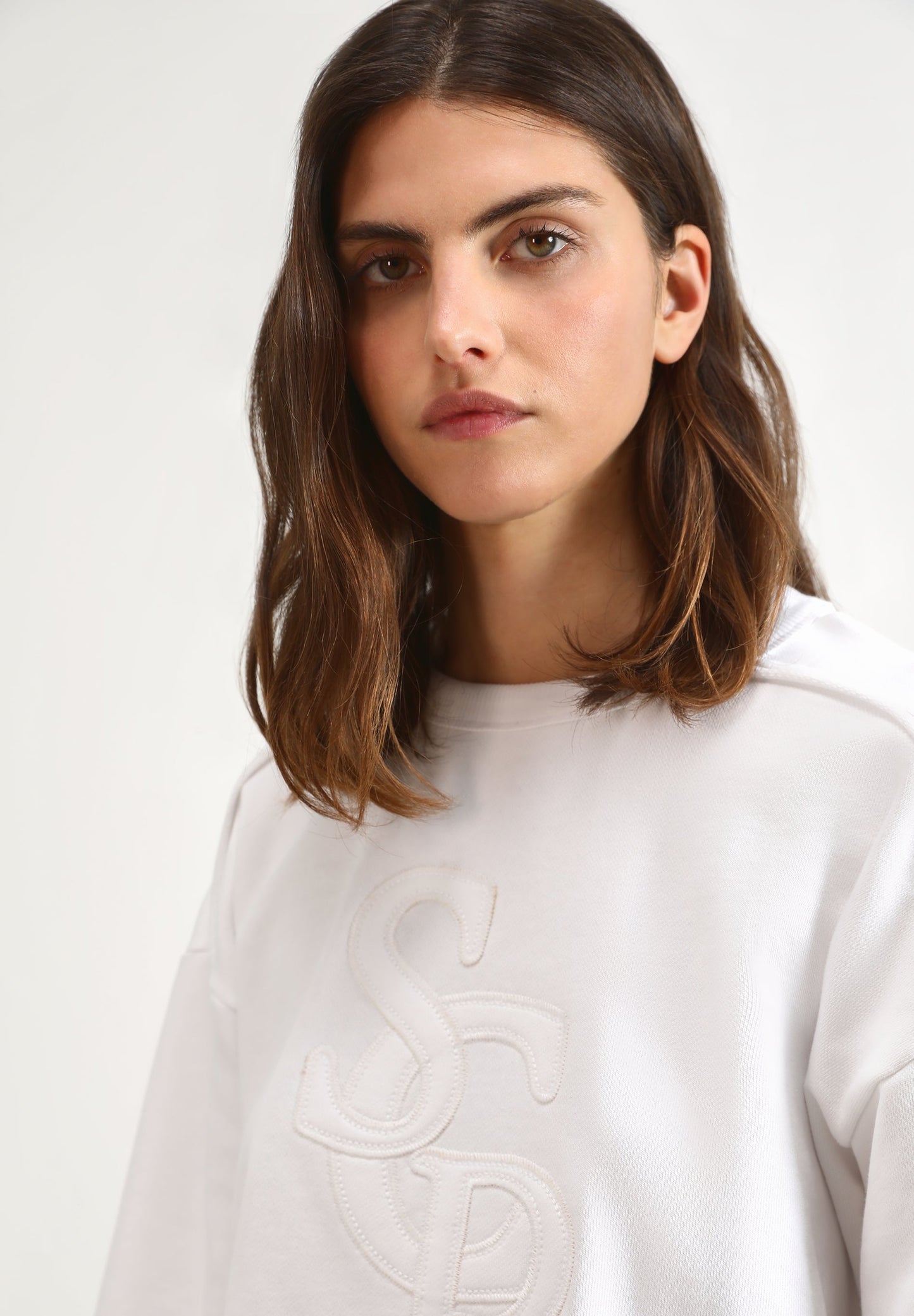 SWEATSHIRT WITH FRONT EMBROIDERED PATCH