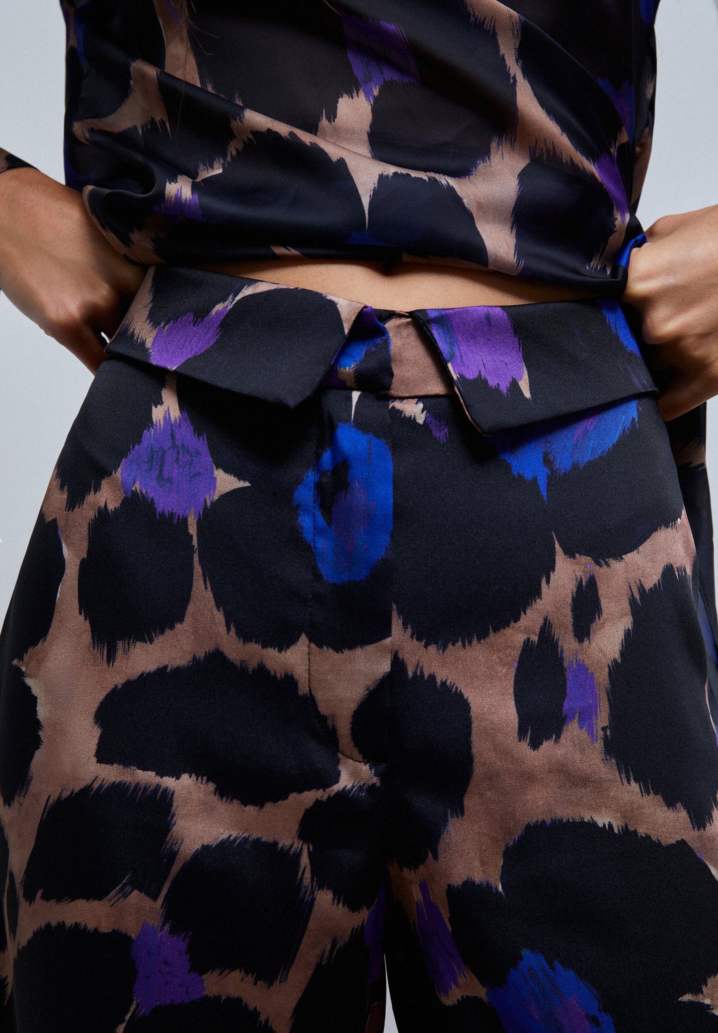 ANIMAL PRINT TROUSERS WITH WAIST DETAIL