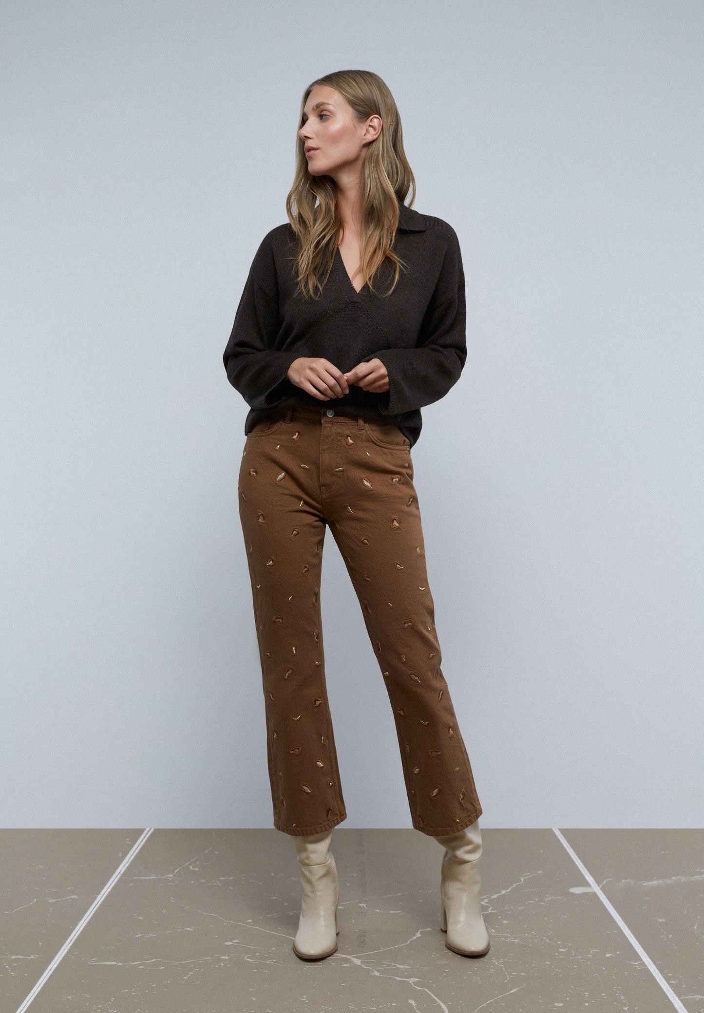 FLARED JEANS WITH EMBROIDERED DETAILS