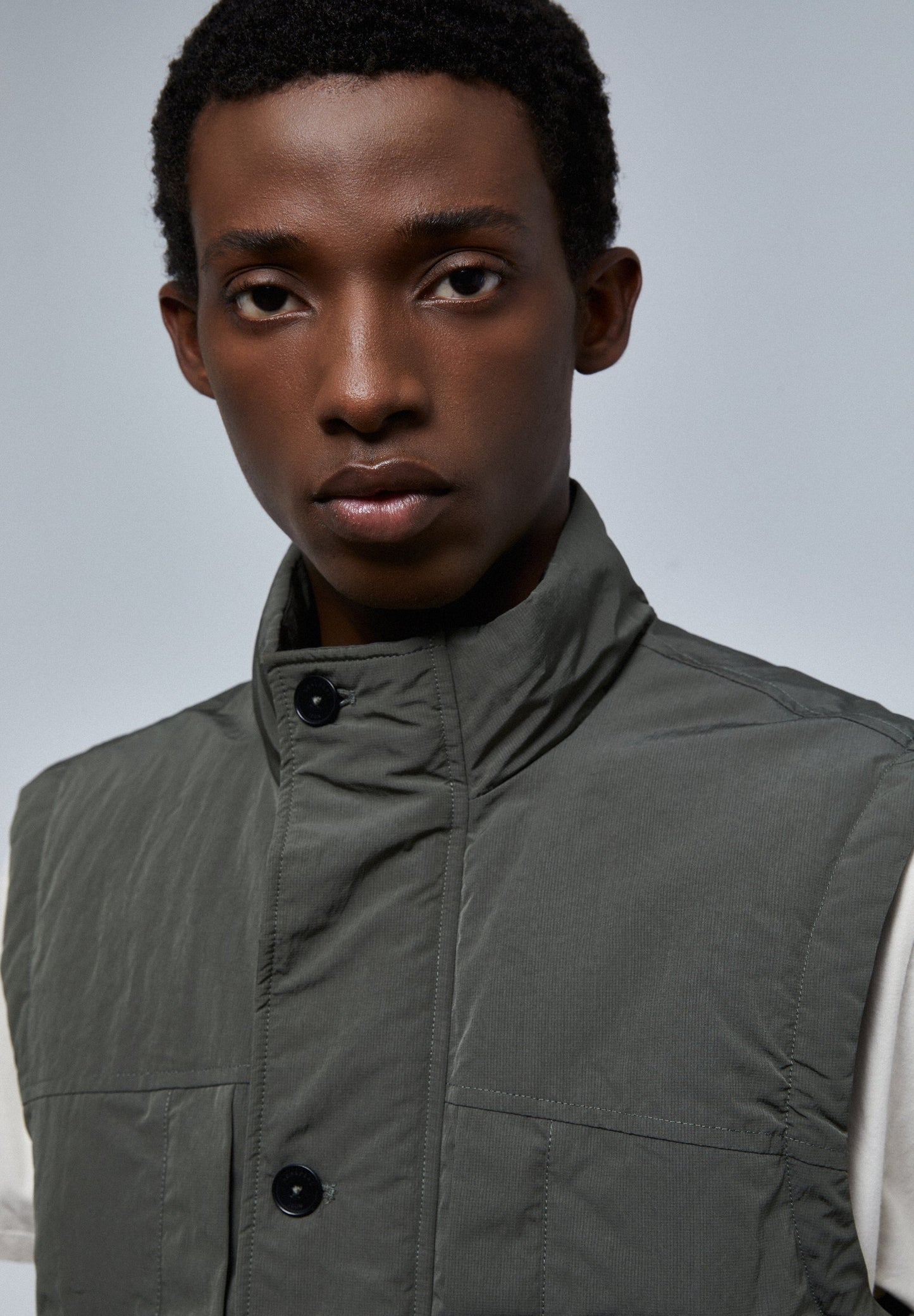 LIGHTWEIGHT VEST WITH POCKETS