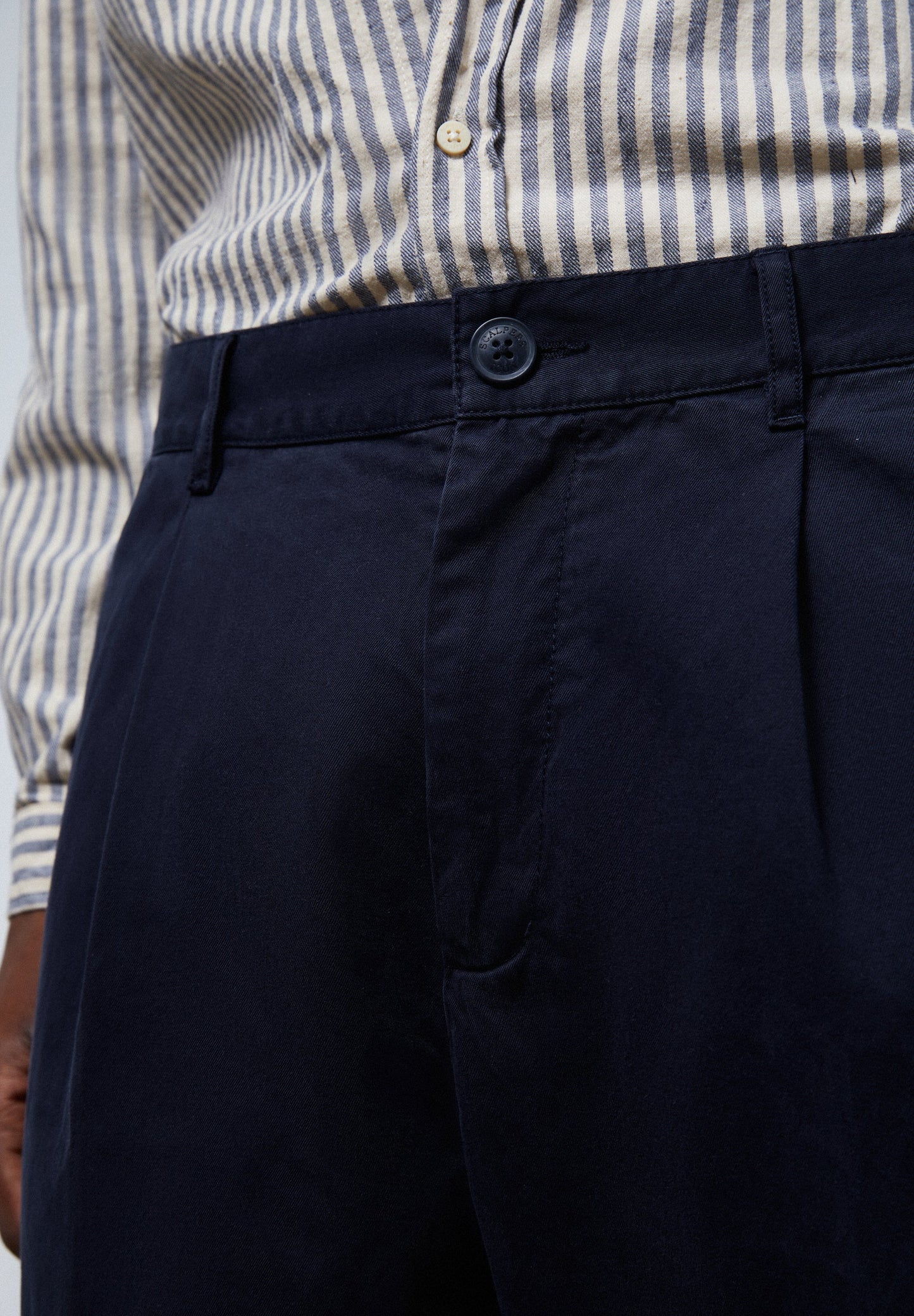 PREMIUM CHINO TROUSERS WITH DARTS