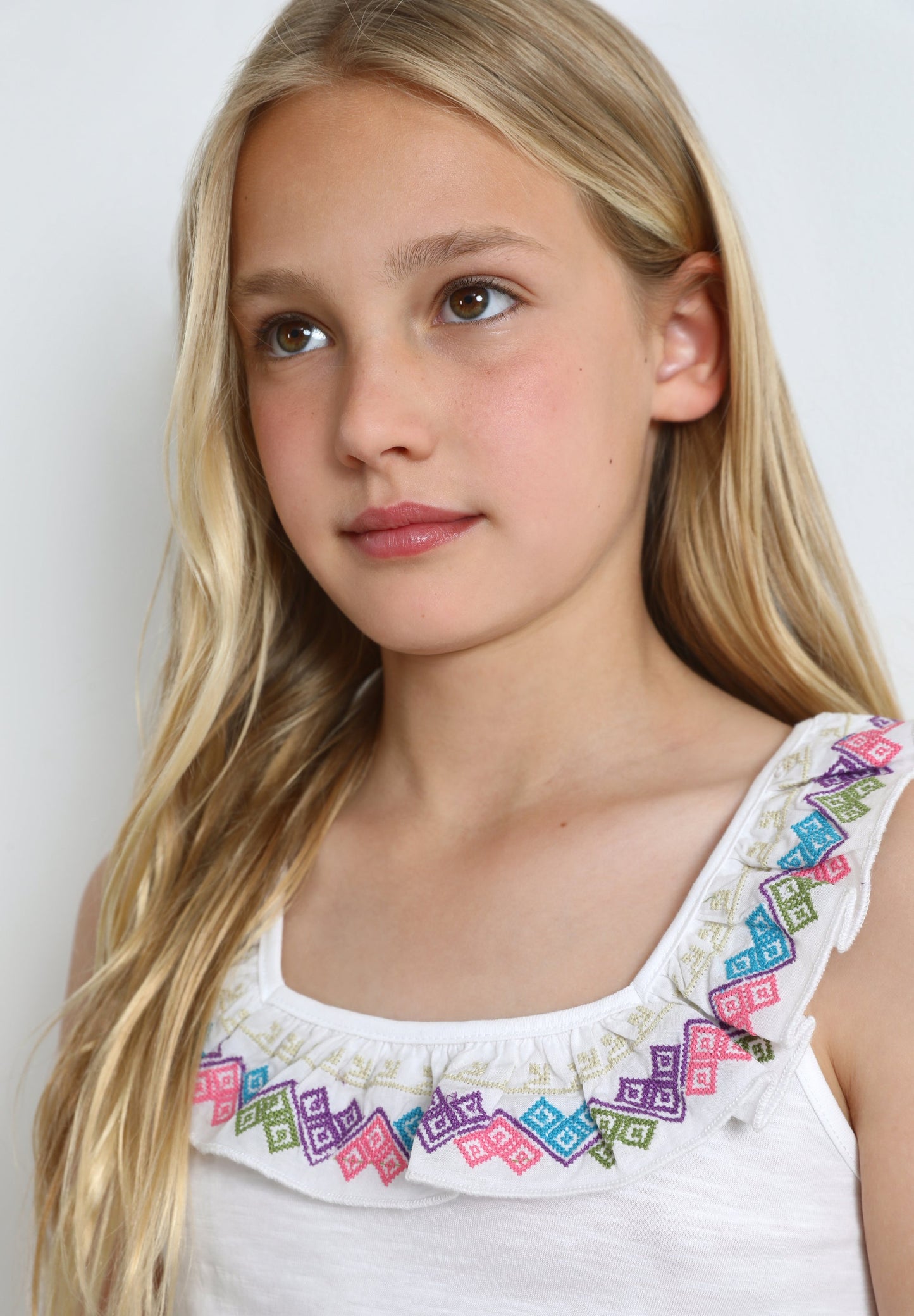 RUFFLED TOP WITH EMBROIDERY