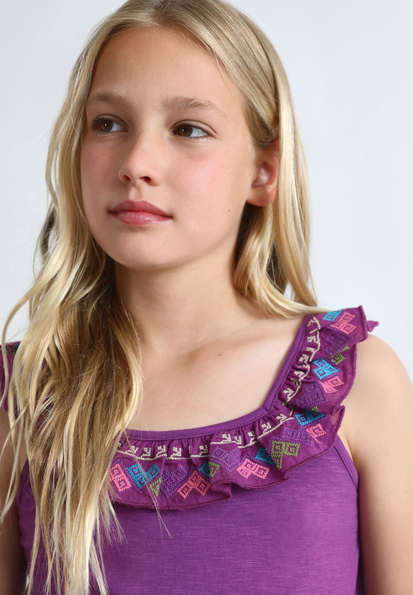 RUFFLED TOP WITH EMBROIDERY