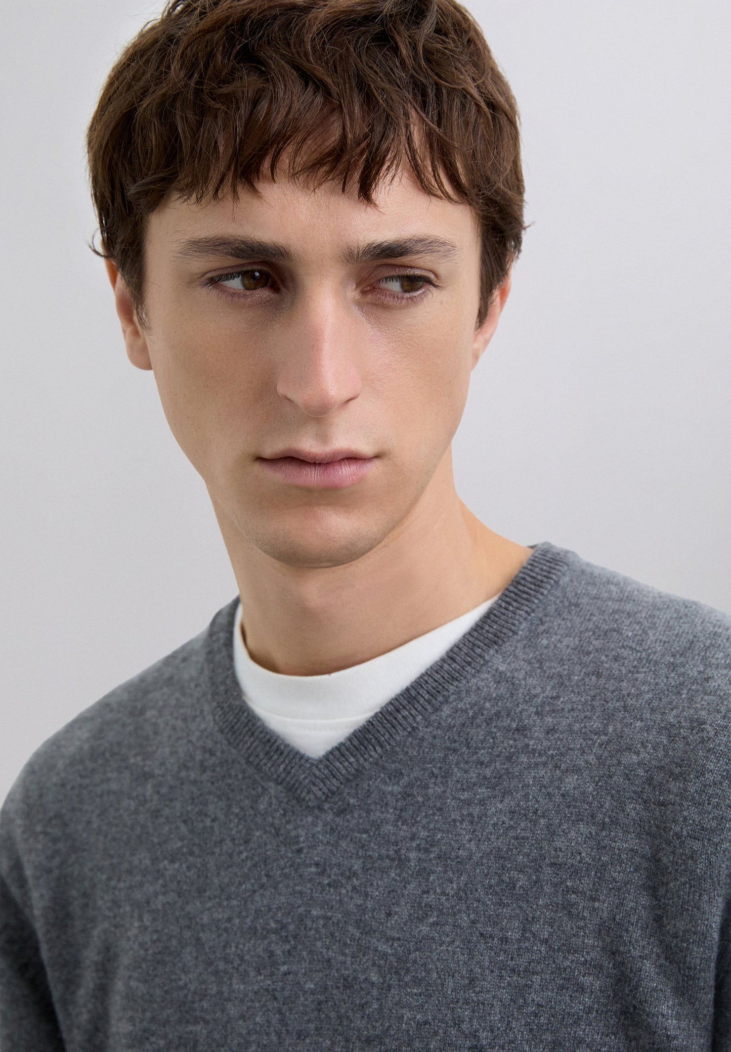 100% CASHMERE V-NECK SWEATER