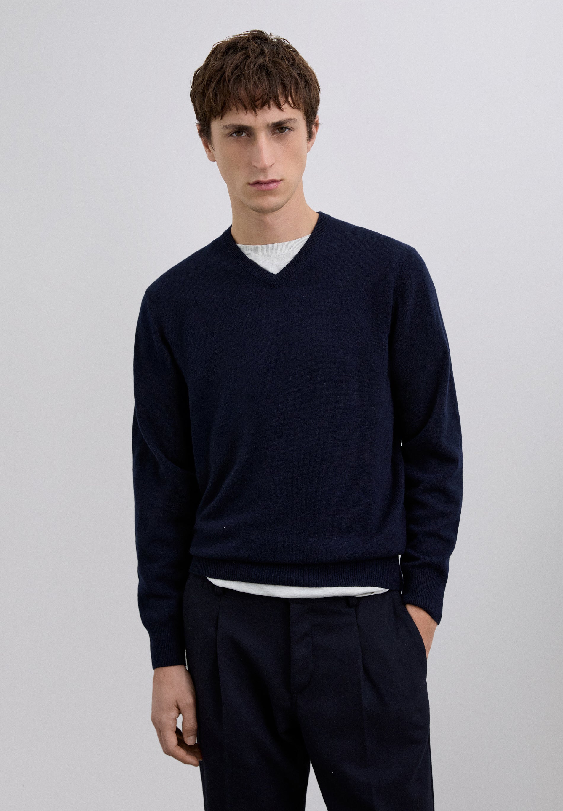 100% CASHMERE V-NECK SWEATER