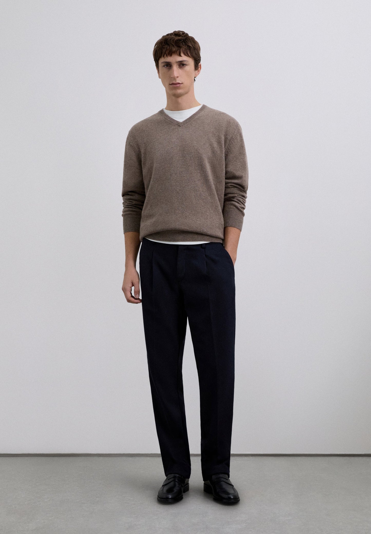 100% CASHMERE V-NECK SWEATER
