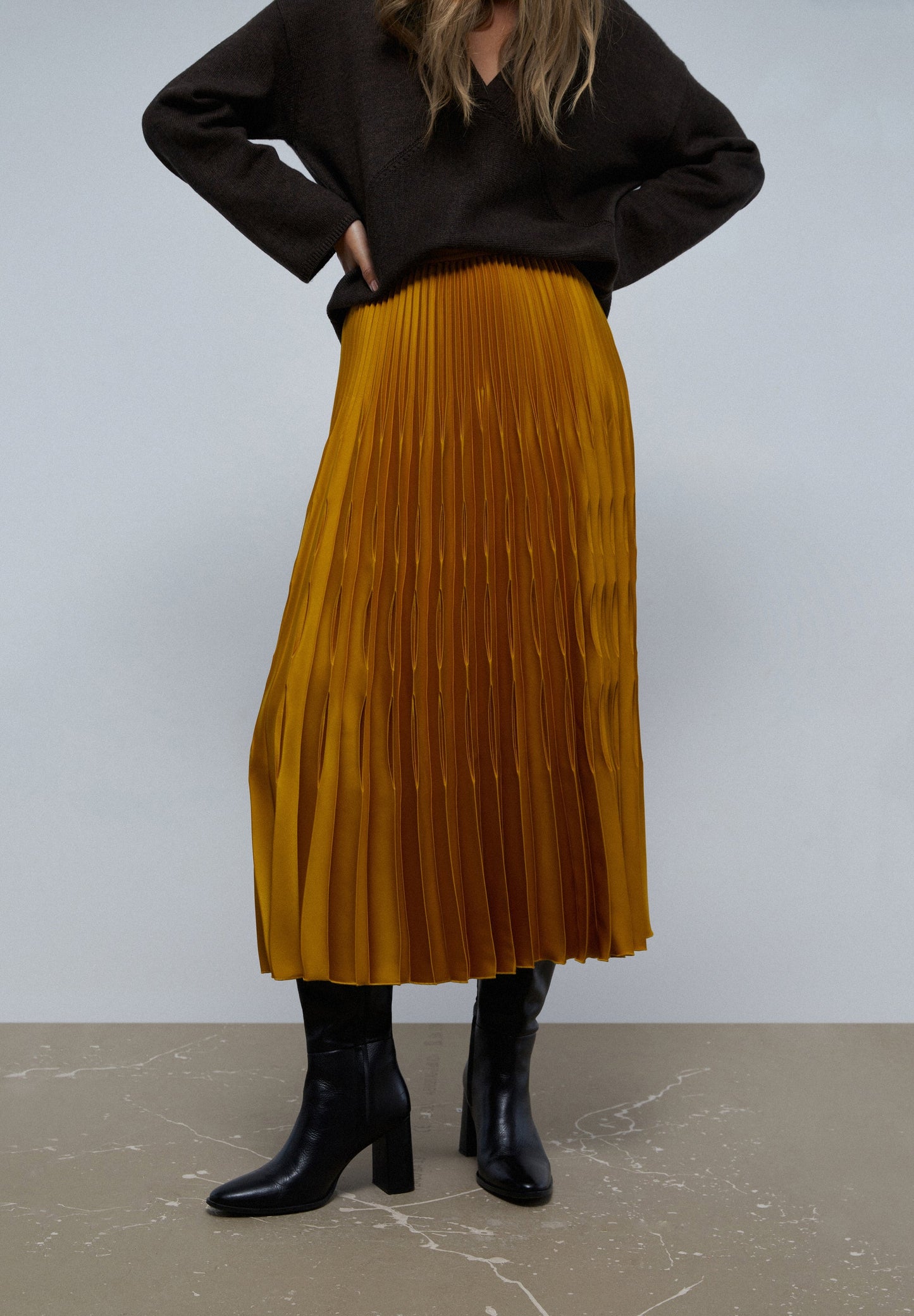 SATIN PLEATED SKIRT