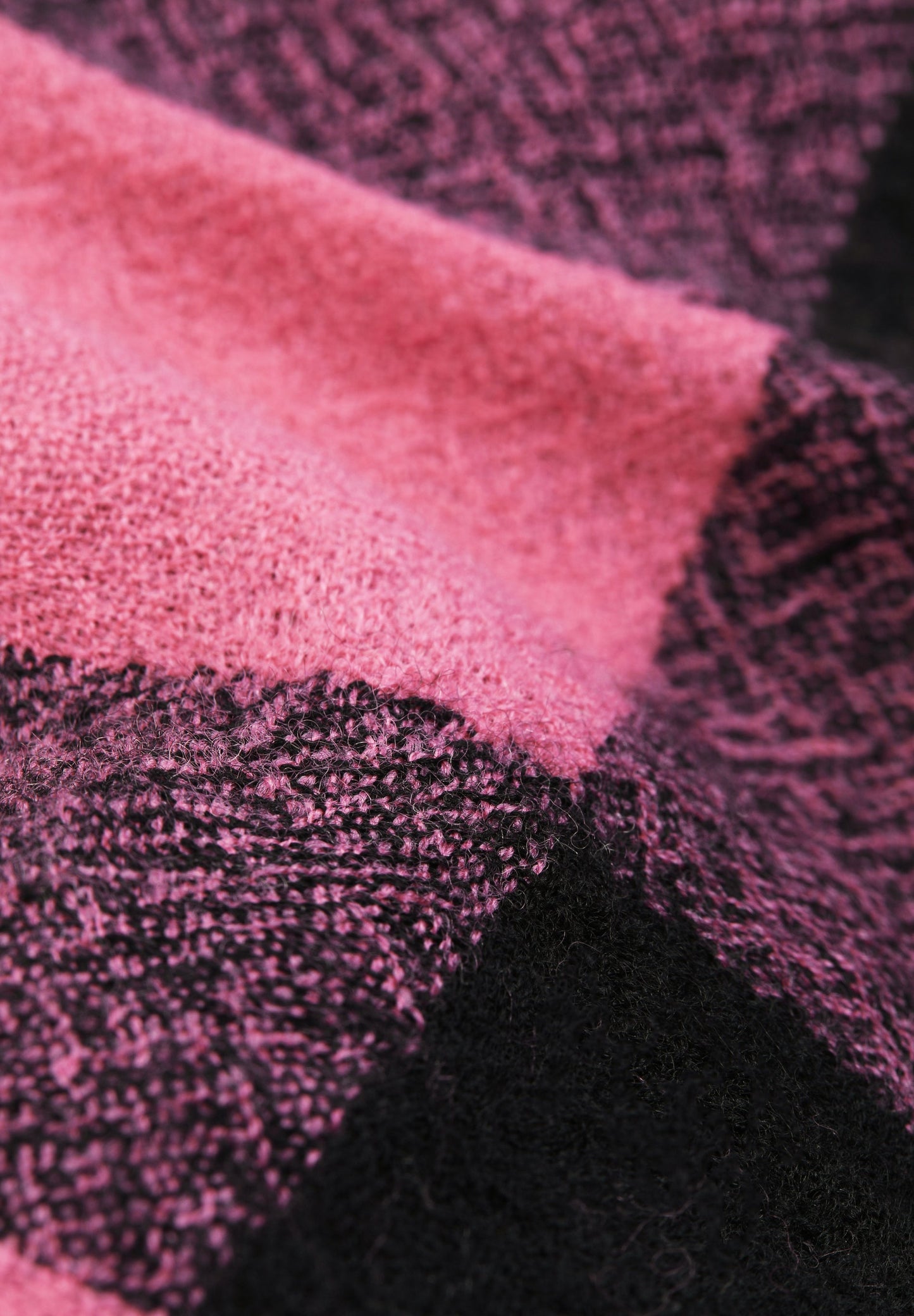 CHECK SCARF WITH FRAYED TRIM