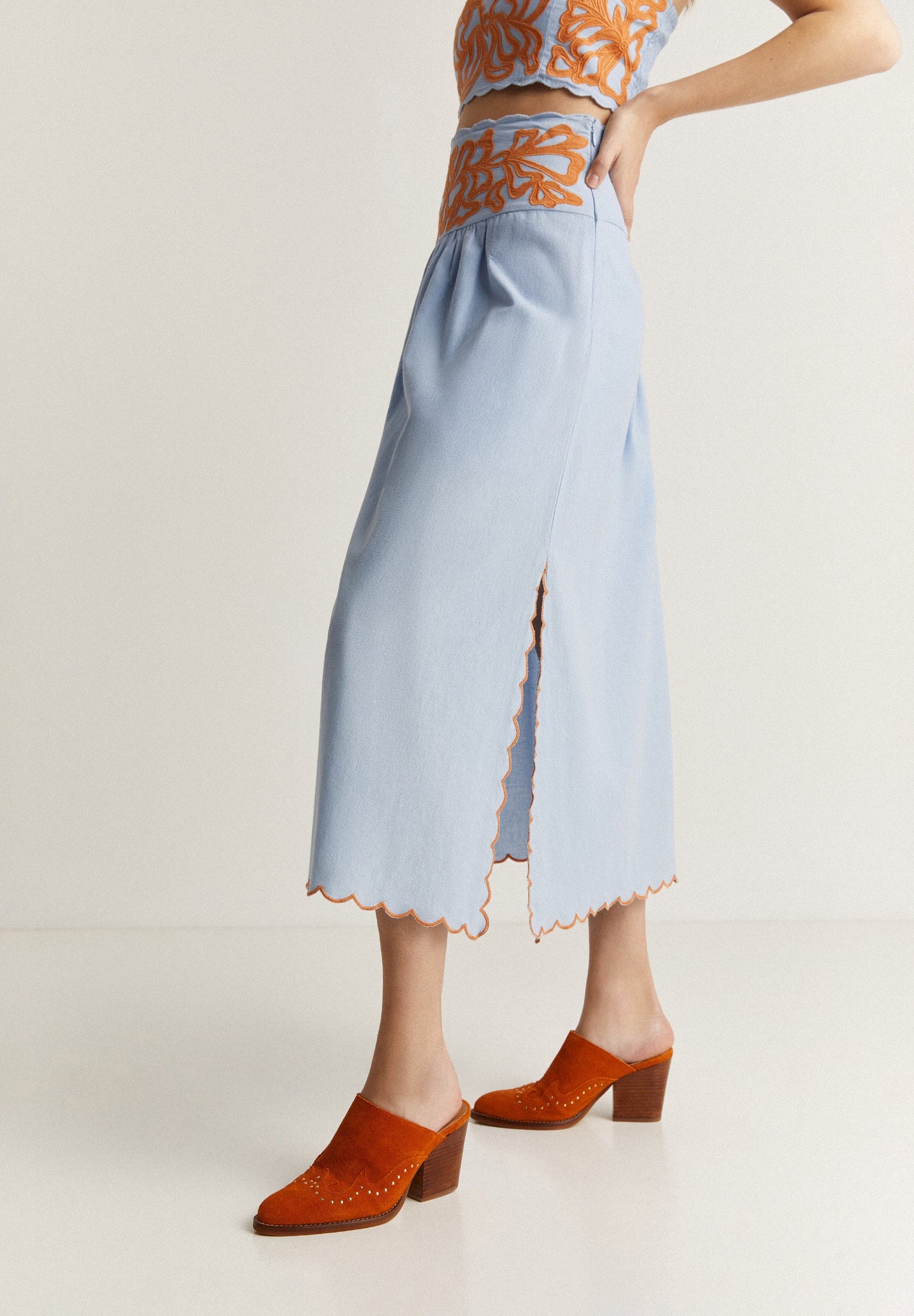 SKIRT WITH EMBROIDERED WAIST DETAIL