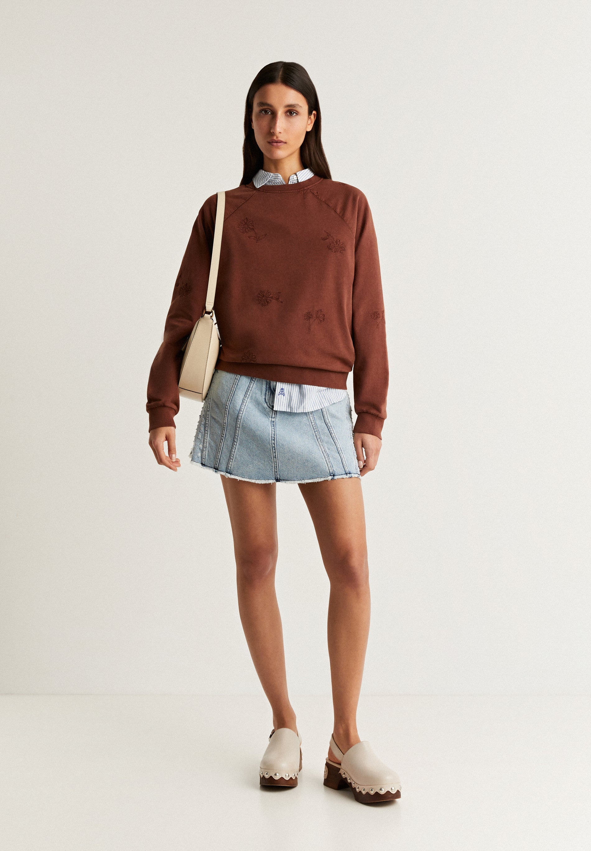 SWEATSHIRT WITH FLORAL STITCHING DETAIL
