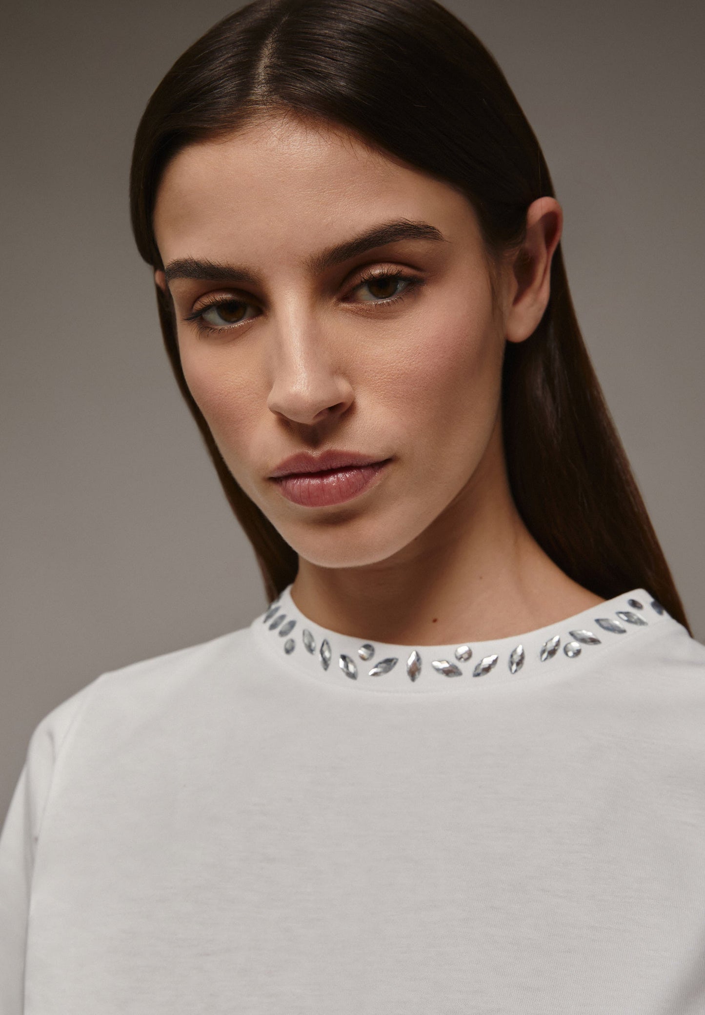 T-SHIRT WITH GLASS ON THE COLLAR