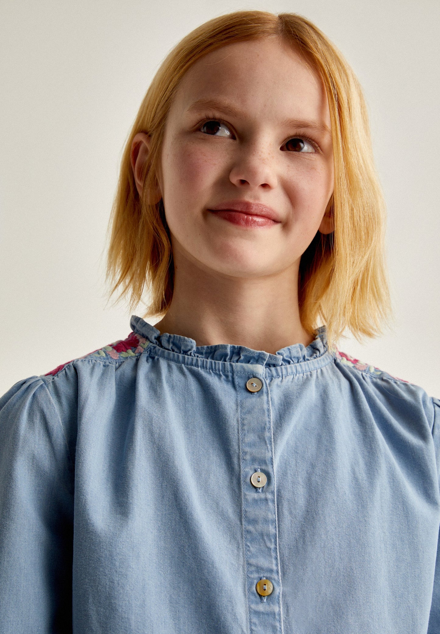 CONTRASNT EMBROIDERY DENIM BLOUSE