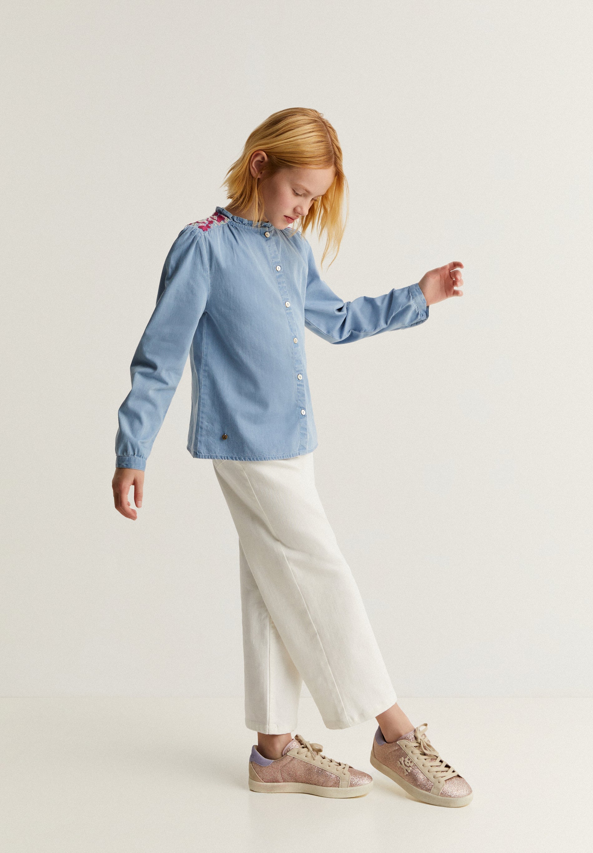 CONTRASNT EMBROIDERY DENIM BLOUSE