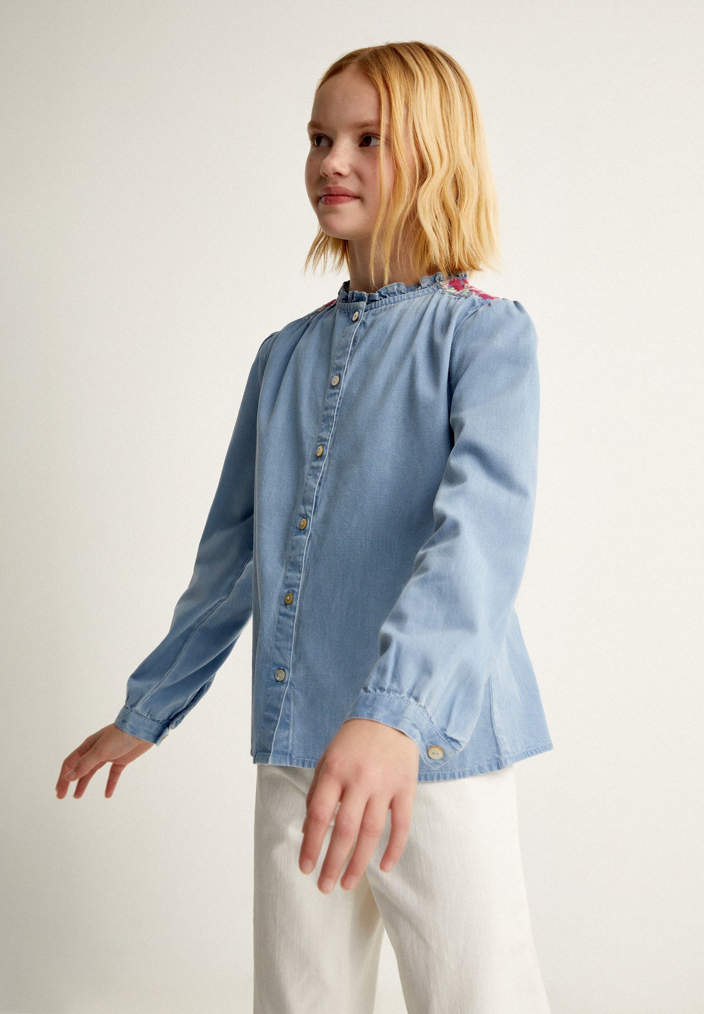 CONTRASNT EMBROIDERY DENIM BLOUSE