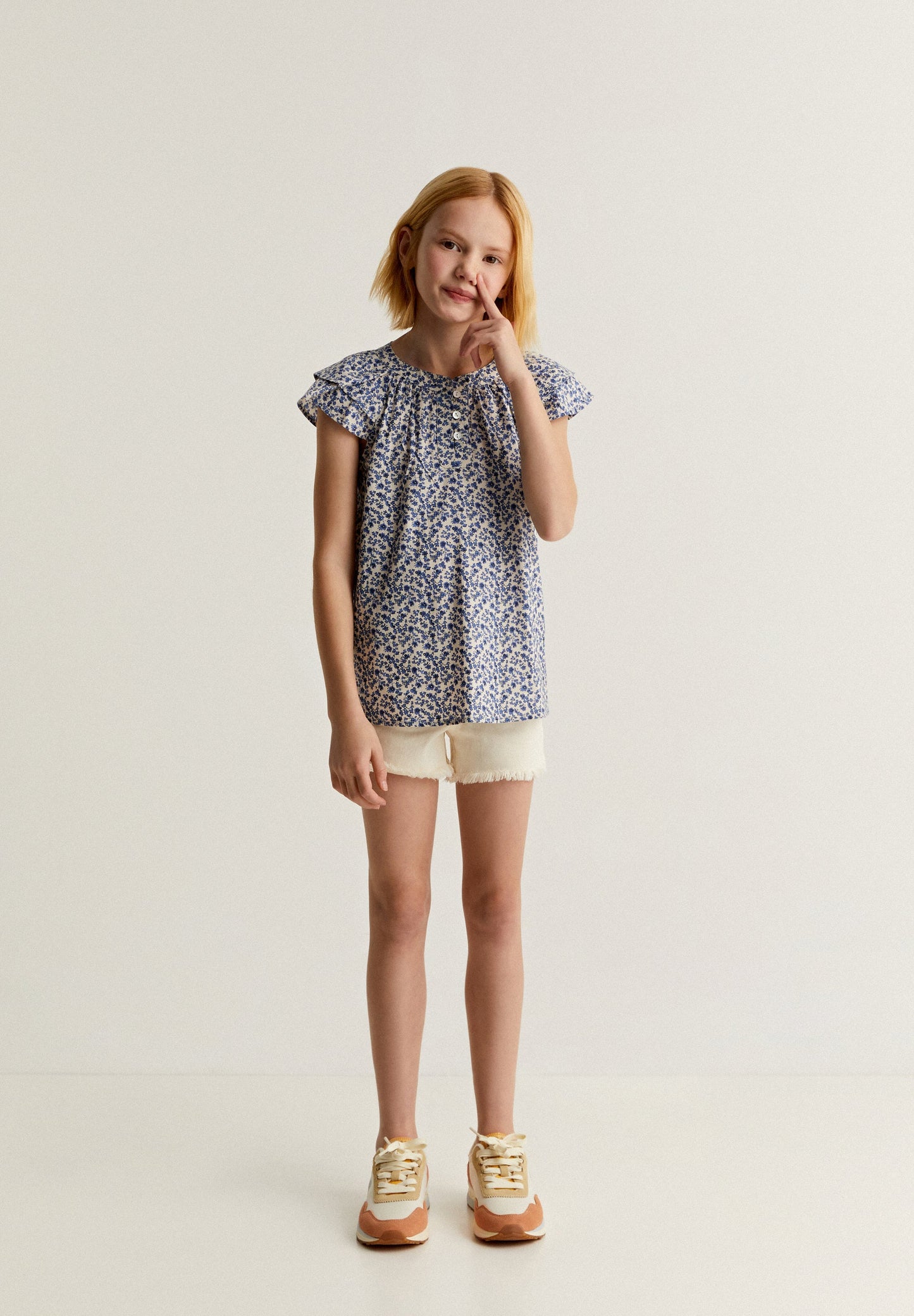 FLORAL BLOUSE WITH RUFFLED SHOULDER