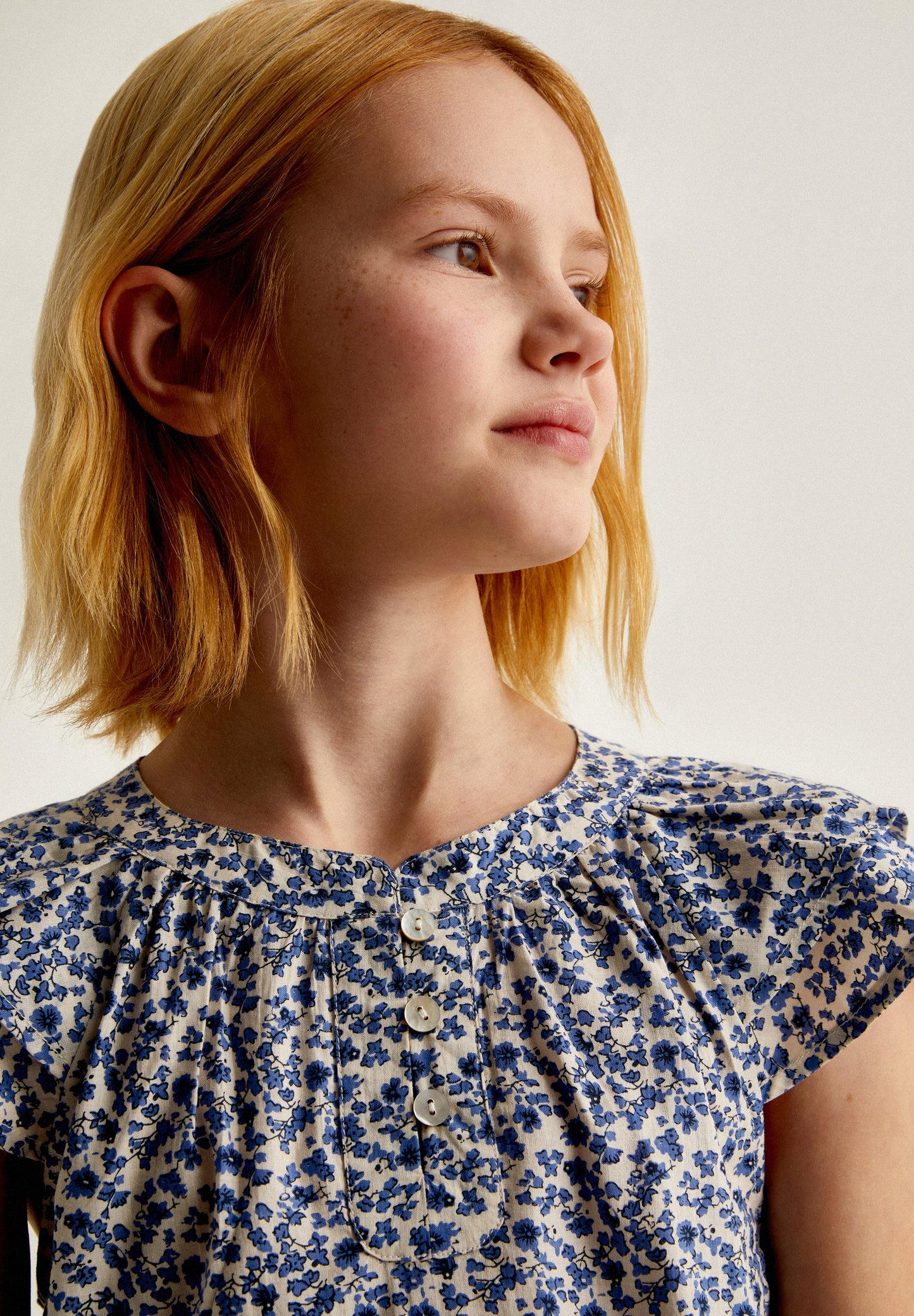 FLORAL BLOUSE WITH RUFFLED SHOULDER