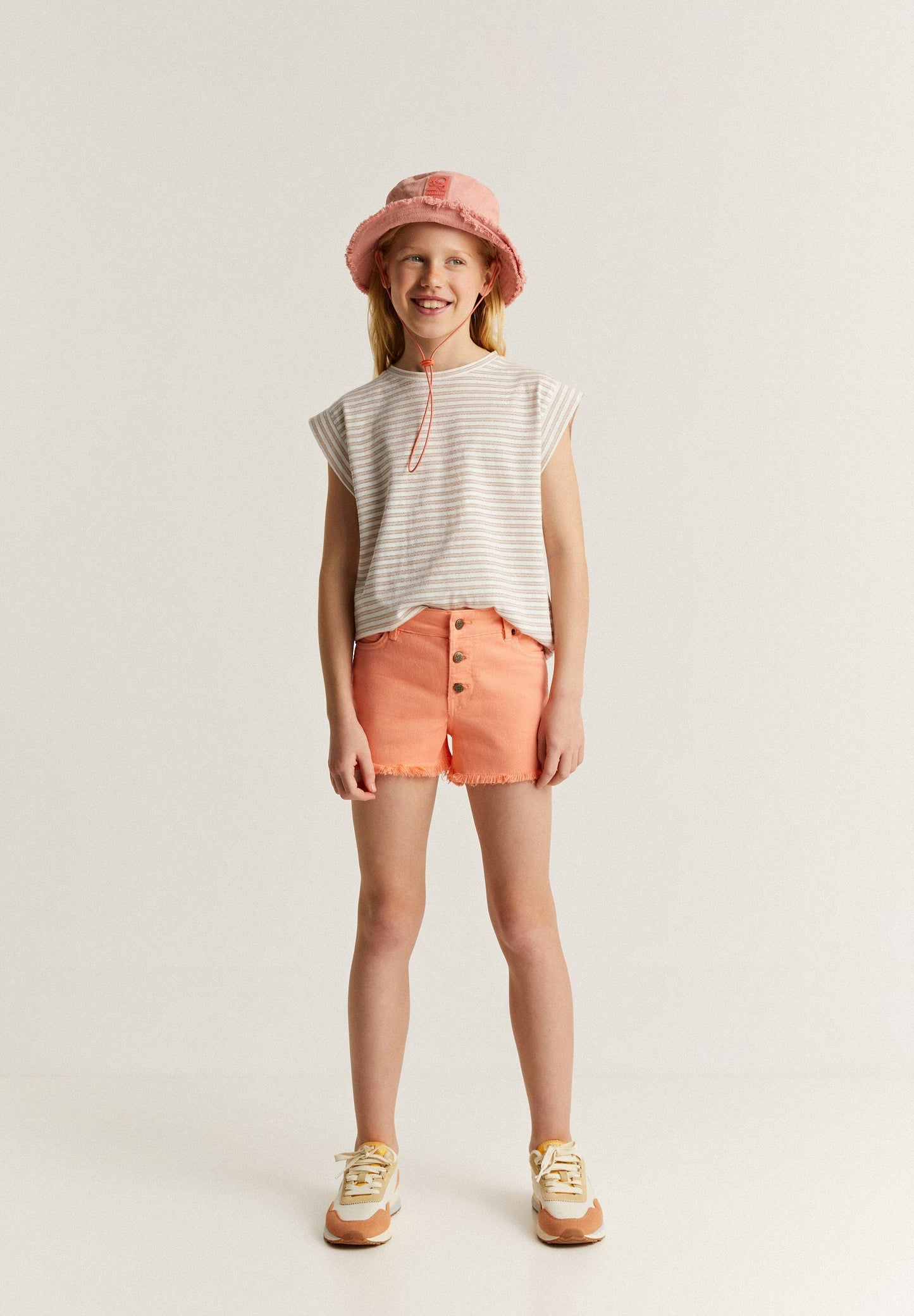 SHORTS WTIH FRAYED HEM